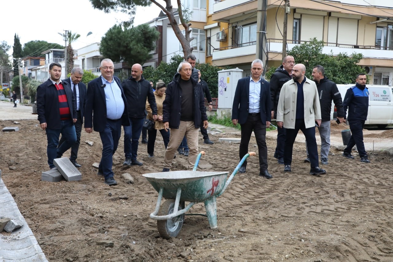 Başkan Ertaş sahaya indi; Edremit’te yol atağı
