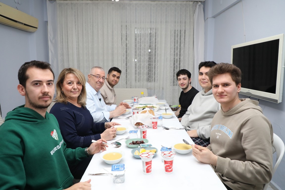 Başkan Ertaş üniversite öğrencilerinin iftar sofrasına konuk oldu
