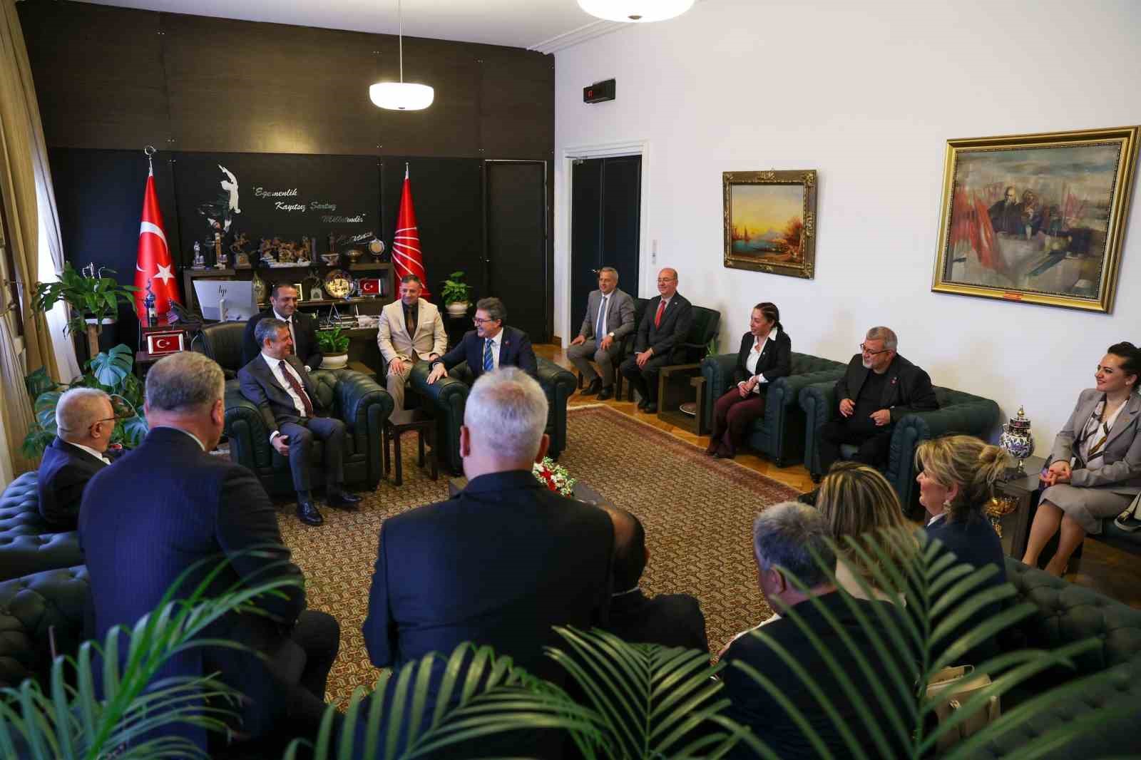 Başkan Ertaş ve Edremit heyeti CHP Lideri Özgür Özel ile buluştu
Başkan Ertaş ve Edremit heyeti CHP Lideri Özgür Özel ile buluştu