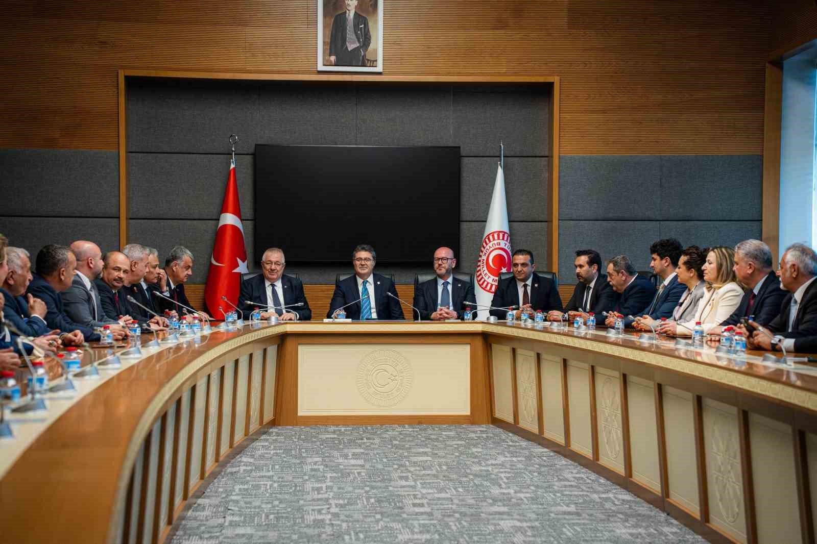 Başkan Ertaş ve Edremit heyeti CHP Lideri Özgür Özel ile buluştu
Başkan Ertaş ve Edremit heyeti CHP Lideri Özgür Özel ile buluştu