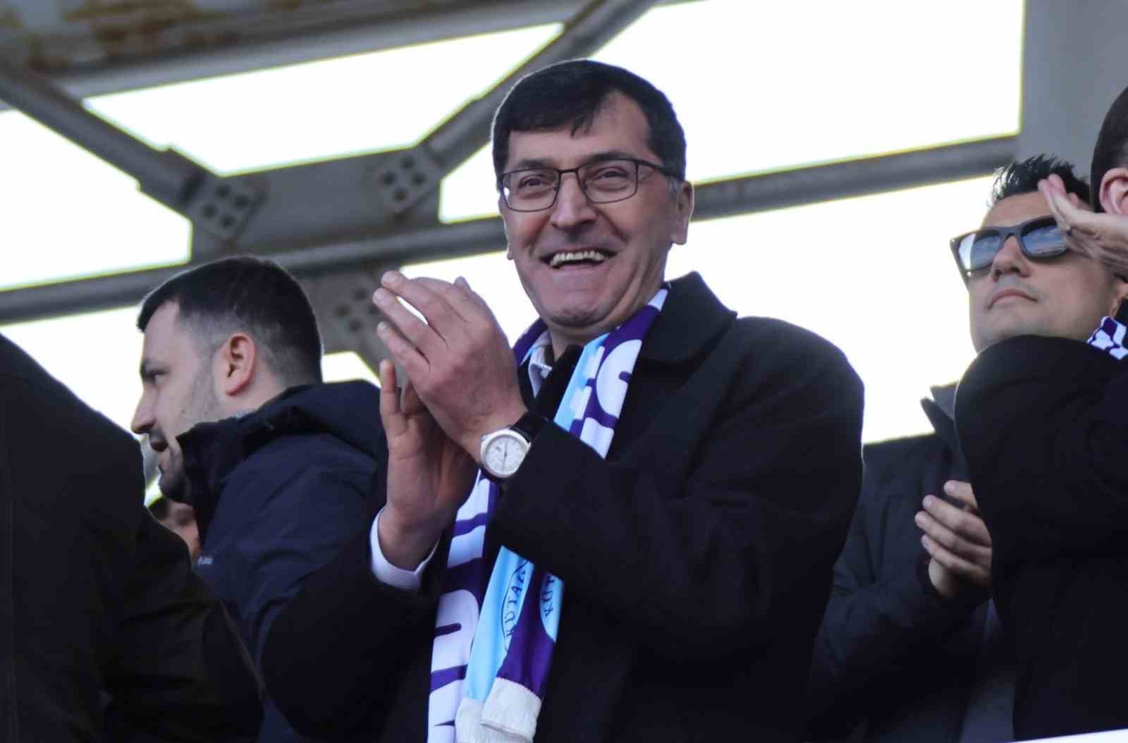 Başkan Eyüp Kahveci ve Vali Musa Işın’dan Kütahyaspor’a tebrik
Başkan Eyüp Kahveci ve Vali Musa Işın’dan Kütahyaspor’a tebrik