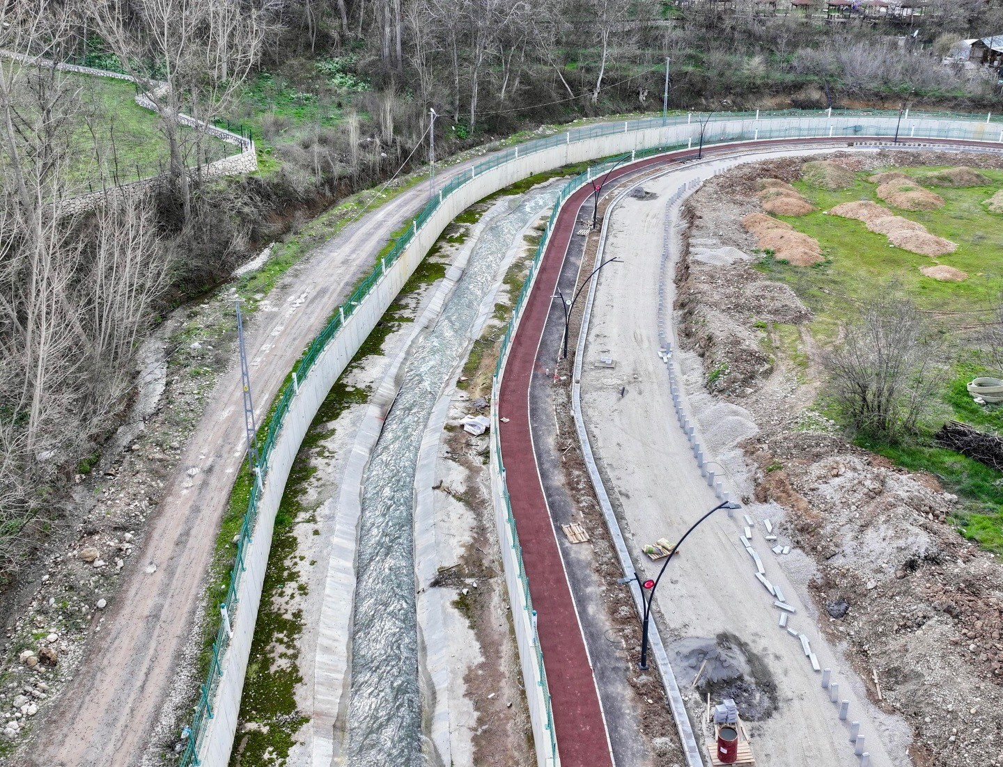 Başkan Geçit, "Beylerderesi Yaşam Vadisi Projesi Yeşilyurt’a özel değerler kazandıracak"
Başkan Geçit, "Beylerderesi Yaşam Vadisi Projesi Yeşilyurt’a özel değerler kazandıracak"