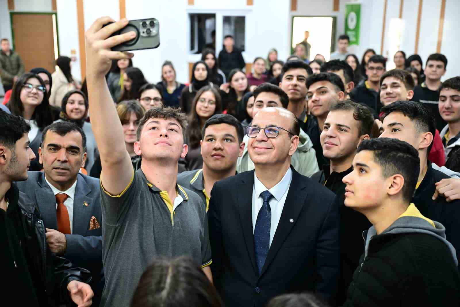 Başkan Geçit öğrencilerle buluştu: "Hedefiniz olsun, çok çalışın"
