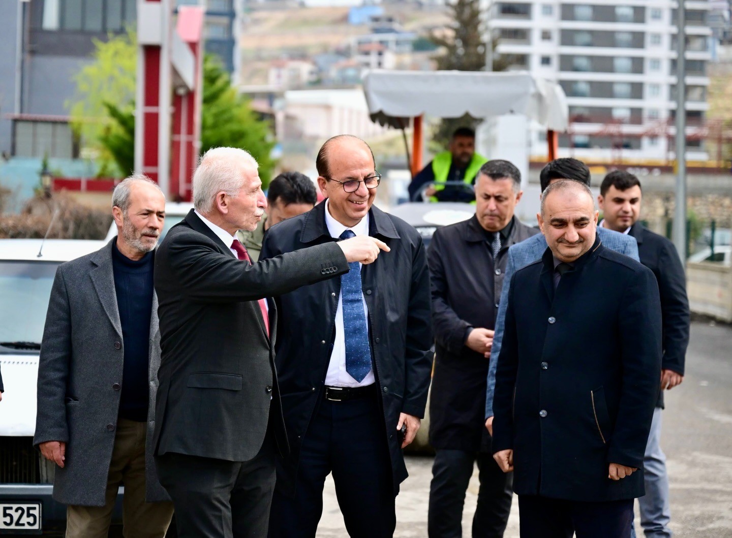 Başkan Geçit, Tecde Mahallesi’ndeki yol yenileme çalışmalarını inceledi
