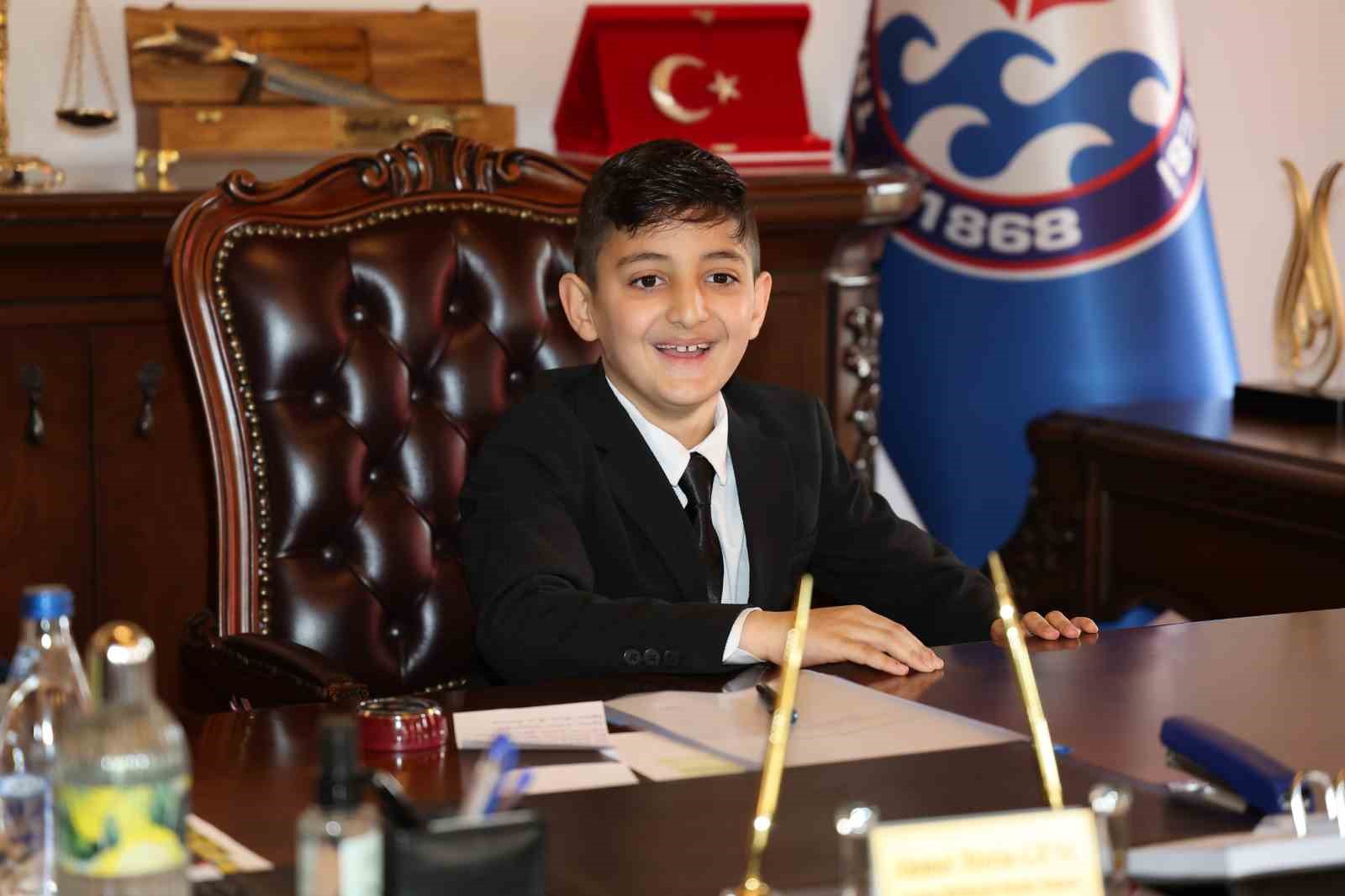 Başkan Genç, koltuğunu minik Hamza’ya devretti
