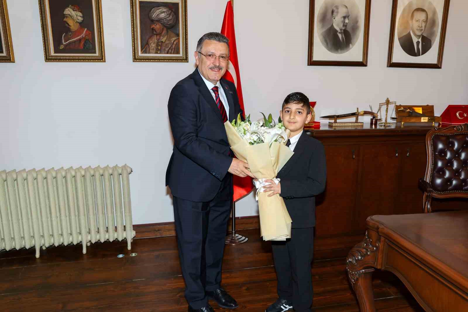 Başkan Genç, koltuğunu minik Hamza’ya devretti
