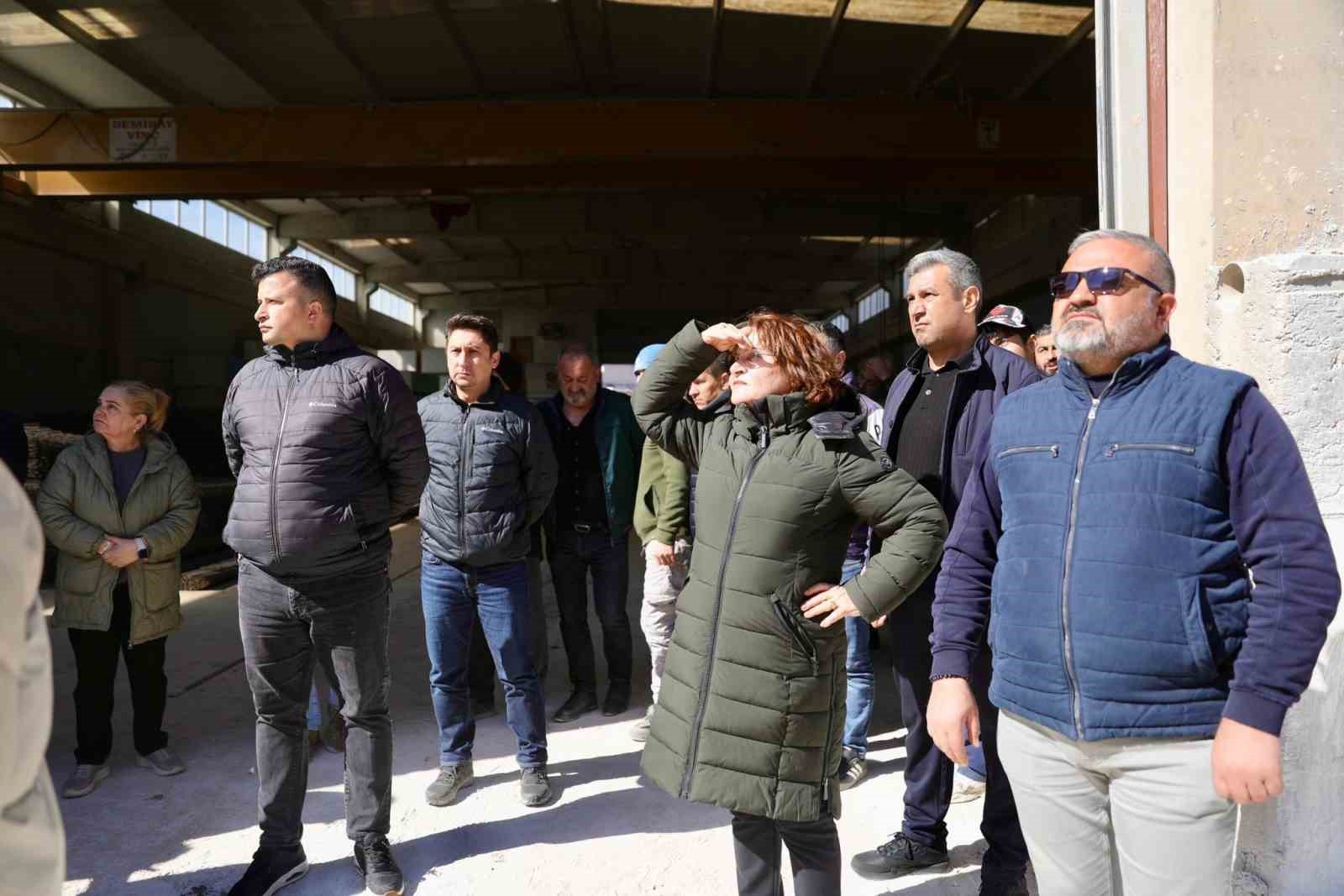 Başkan Gençay, yangın sürevini sahada takip etti
