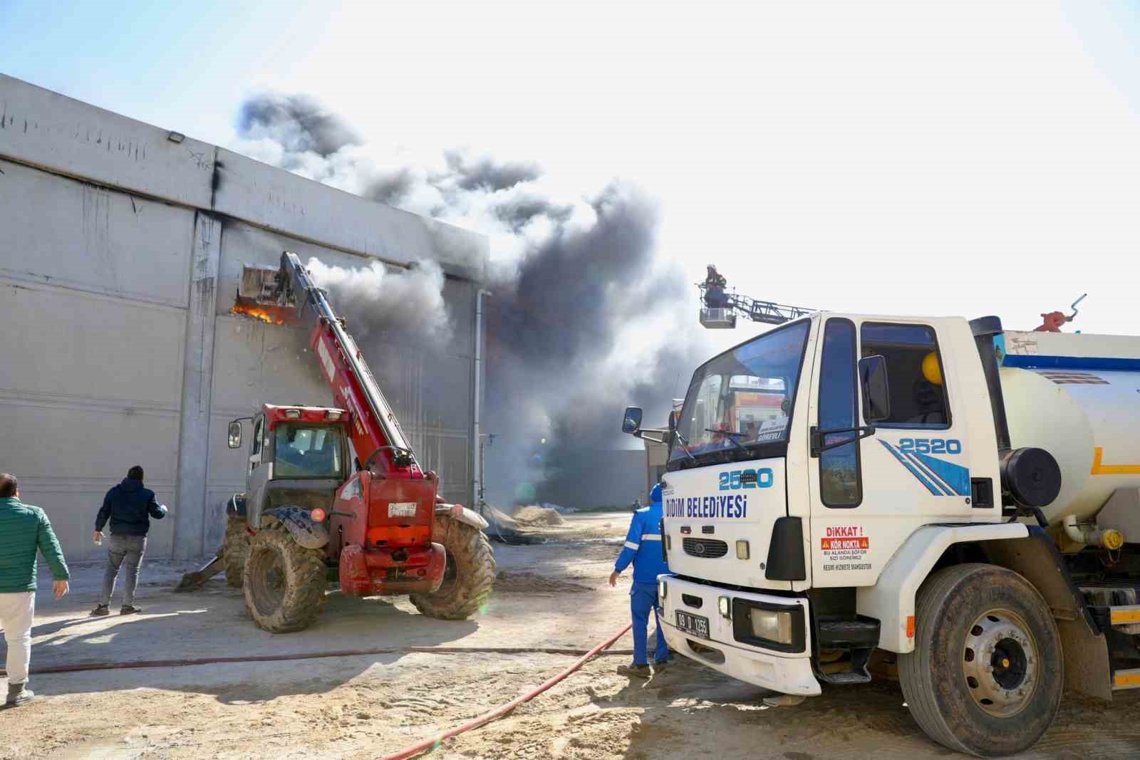 Başkan Gençay, yangın sürevini sahada takip etti
