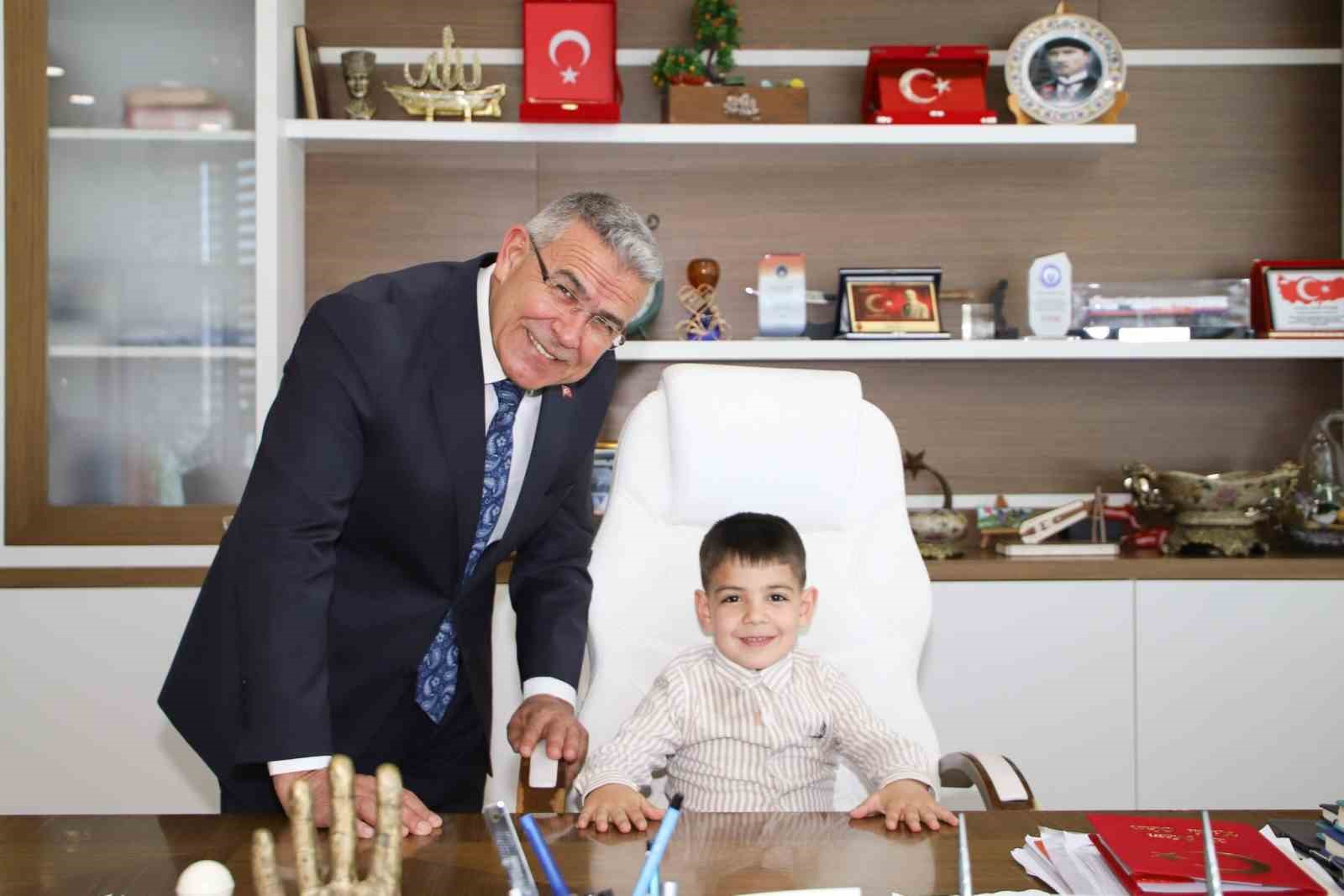 Başkan Güler, koltuğunu minik öğrencilere devretti
