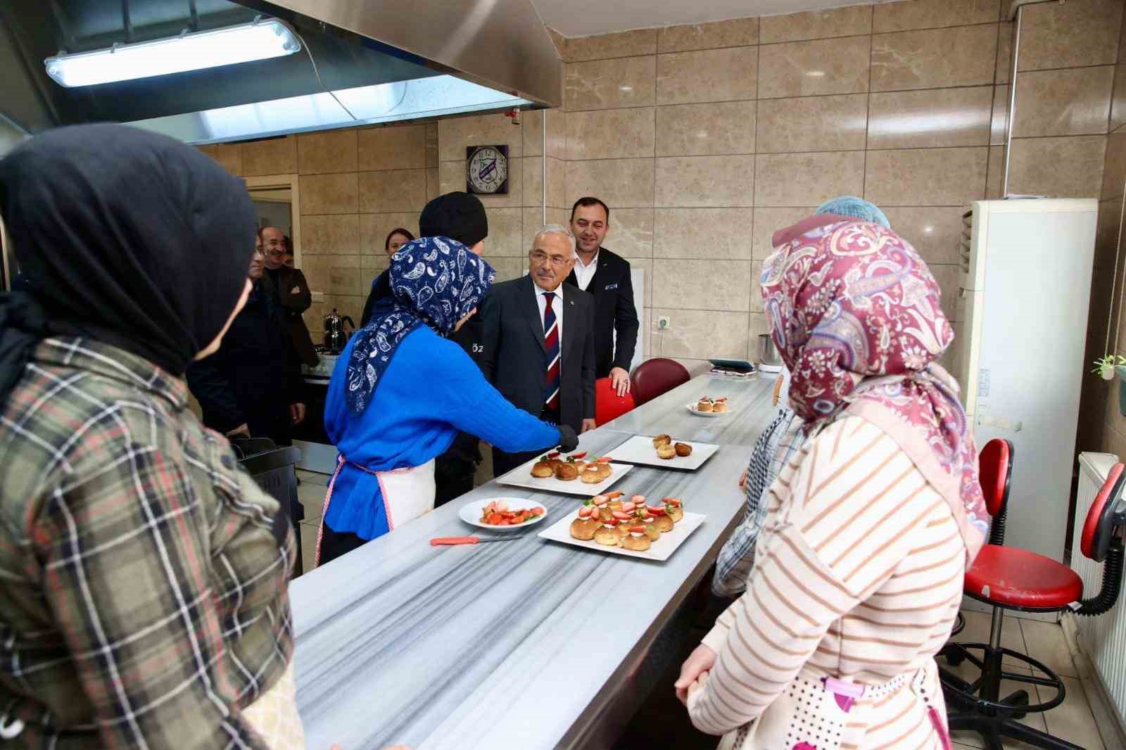 Başkan Güler: "ORMEK’lerimiz hem meslek öğretiyor, hem de sanatın gelişmesini sağlıyor"
Başkan Güler: "ORMEK’lerimiz hem meslek öğretiyor, hem de sanatın gelişmesini sağlıyor"