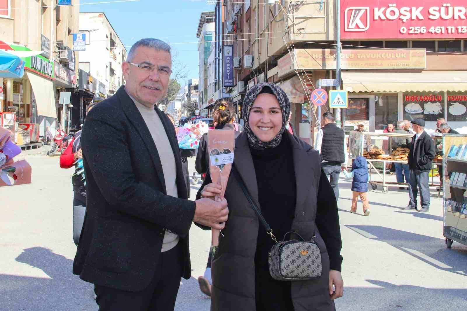 Başkan Güler’den kadınlara çiçekli jest
