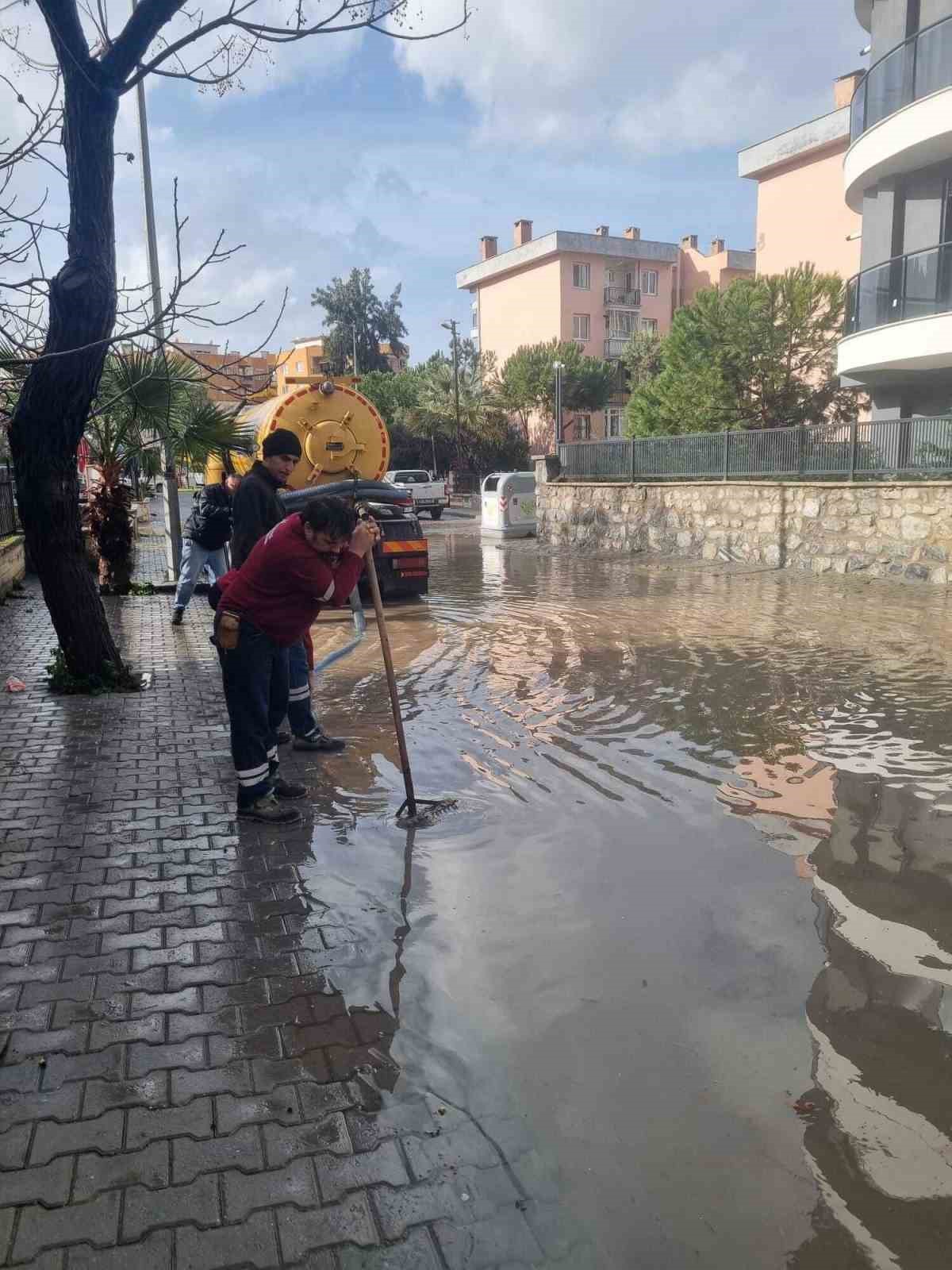 Başkan Günel: "Afetler, tedbirler alınırsa yaşanmaz"
Başkan Günel: "Afetler, tedbirler alınırsa yaşanmaz"