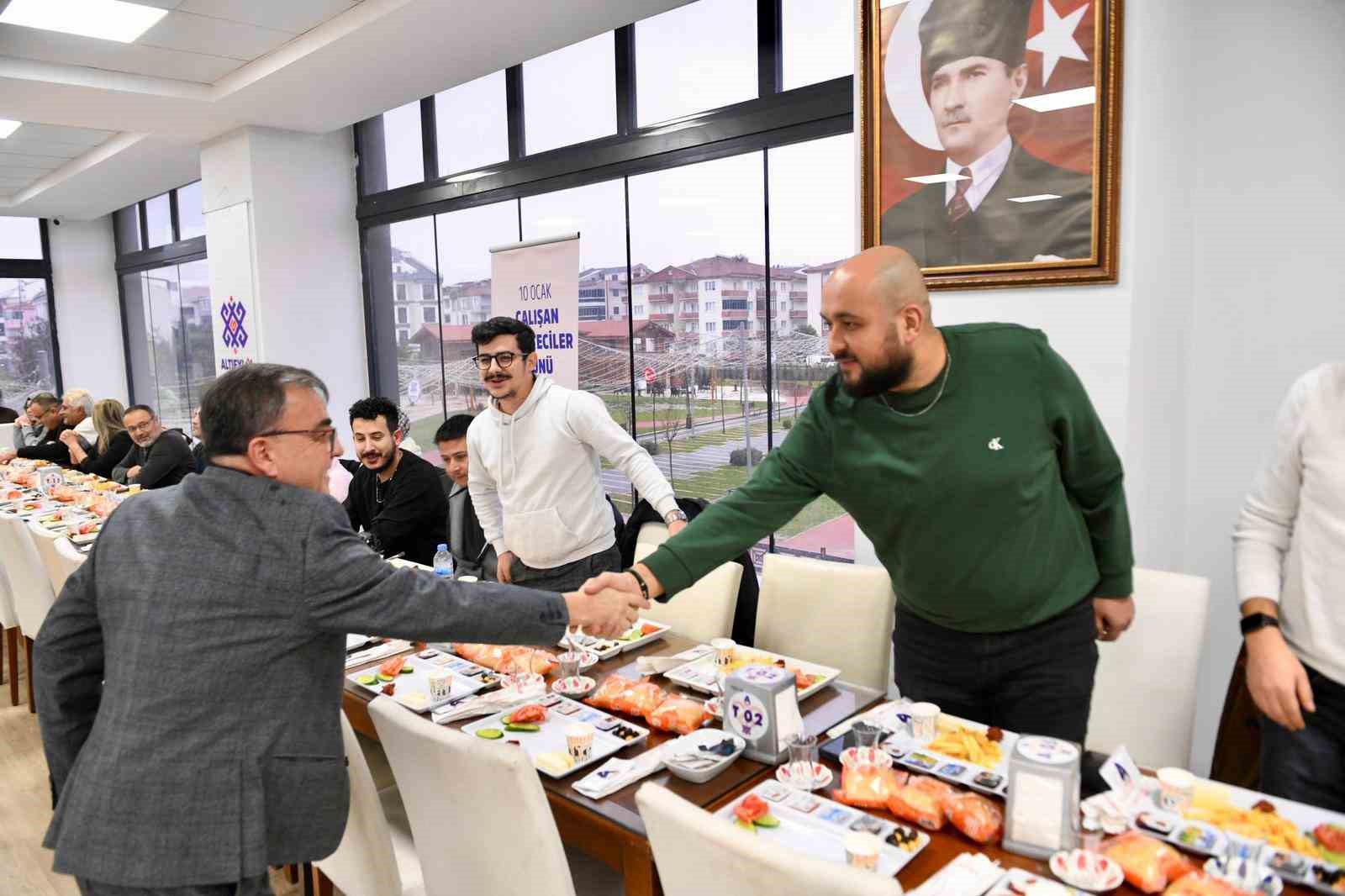 Başkan Hakan Şehirli, Çalışan Gazeteciler Günü’nde basınla buluştu
Başkan Hakan Şehirli, Çalışan Gazeteciler Günü’nde basınla buluştu