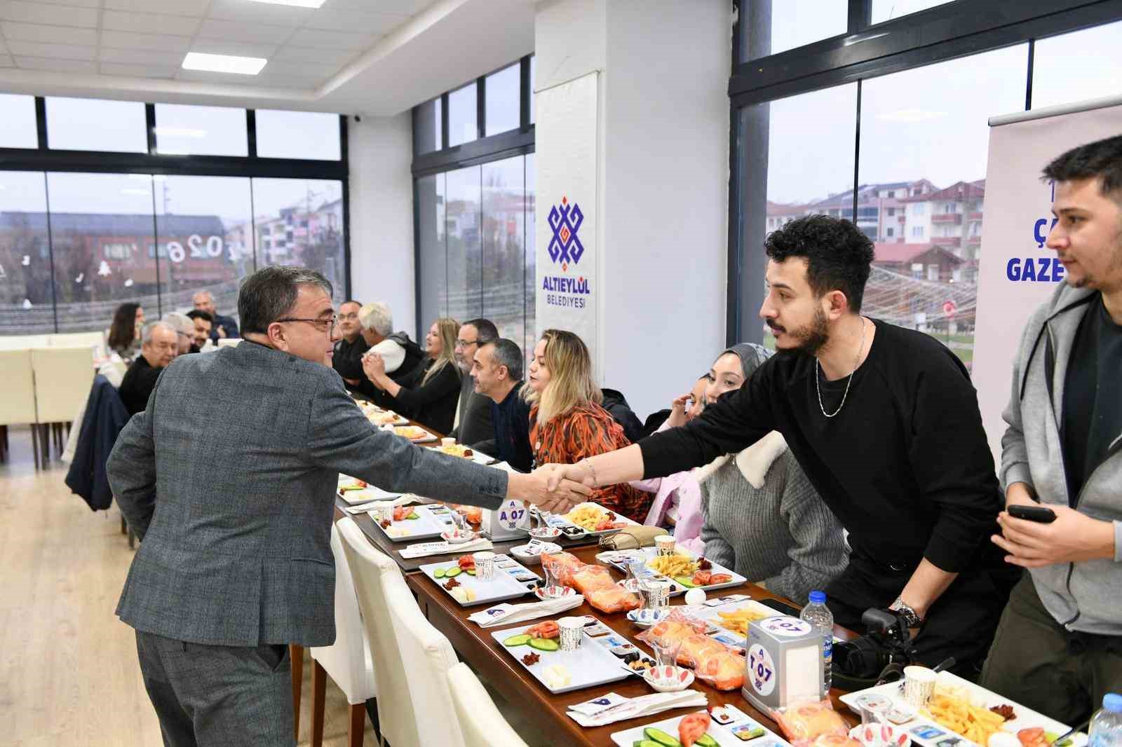 Başkan Hakan Şehirli, Çalışan Gazeteciler Günü’nde basınla buluştu
Başkan Hakan Şehirli, Çalışan Gazeteciler Günü’nde basınla buluştu