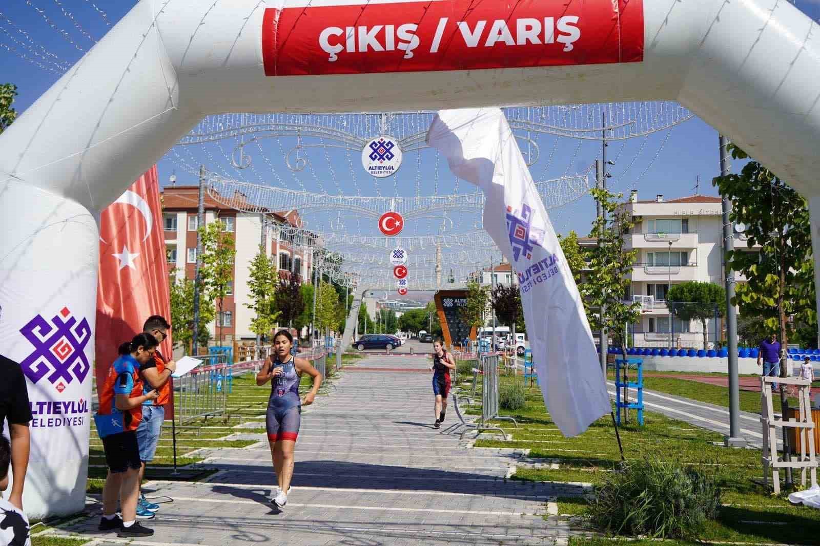 Başkan Hakan Şehirli iki yılı değerlendirdi
Başkan Hakan Şehirli iki yılı değerlendirdi