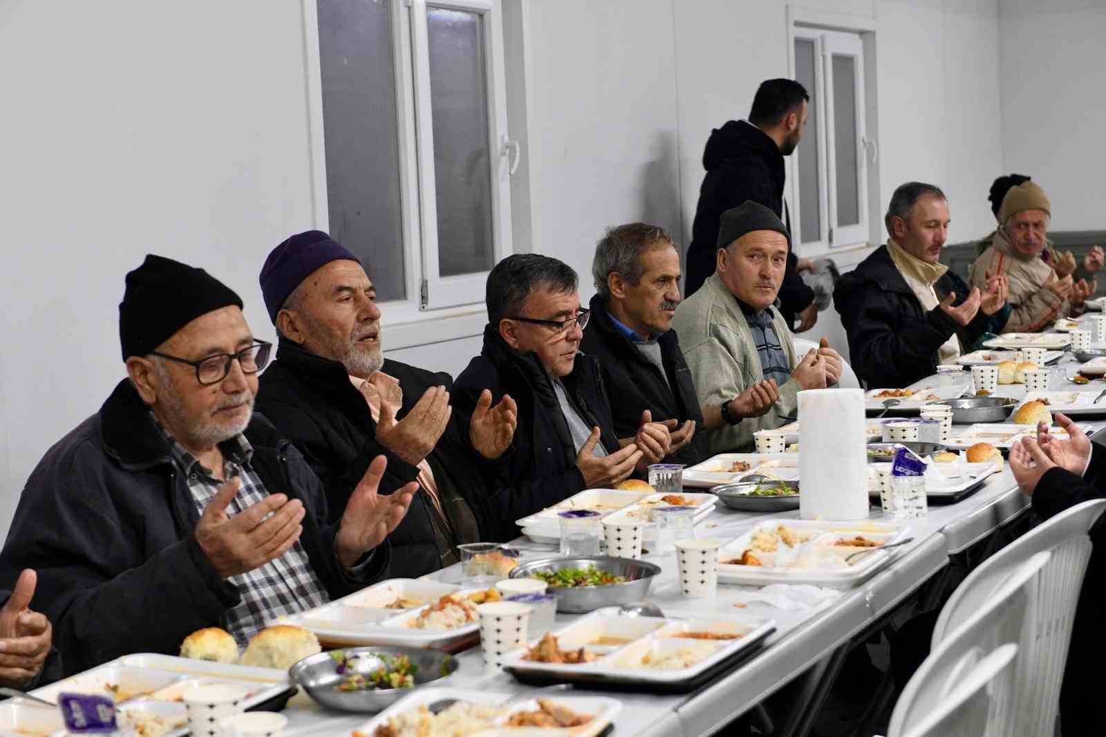 Başkan Hakan Şehirli komşularıyla aynı sofrada
