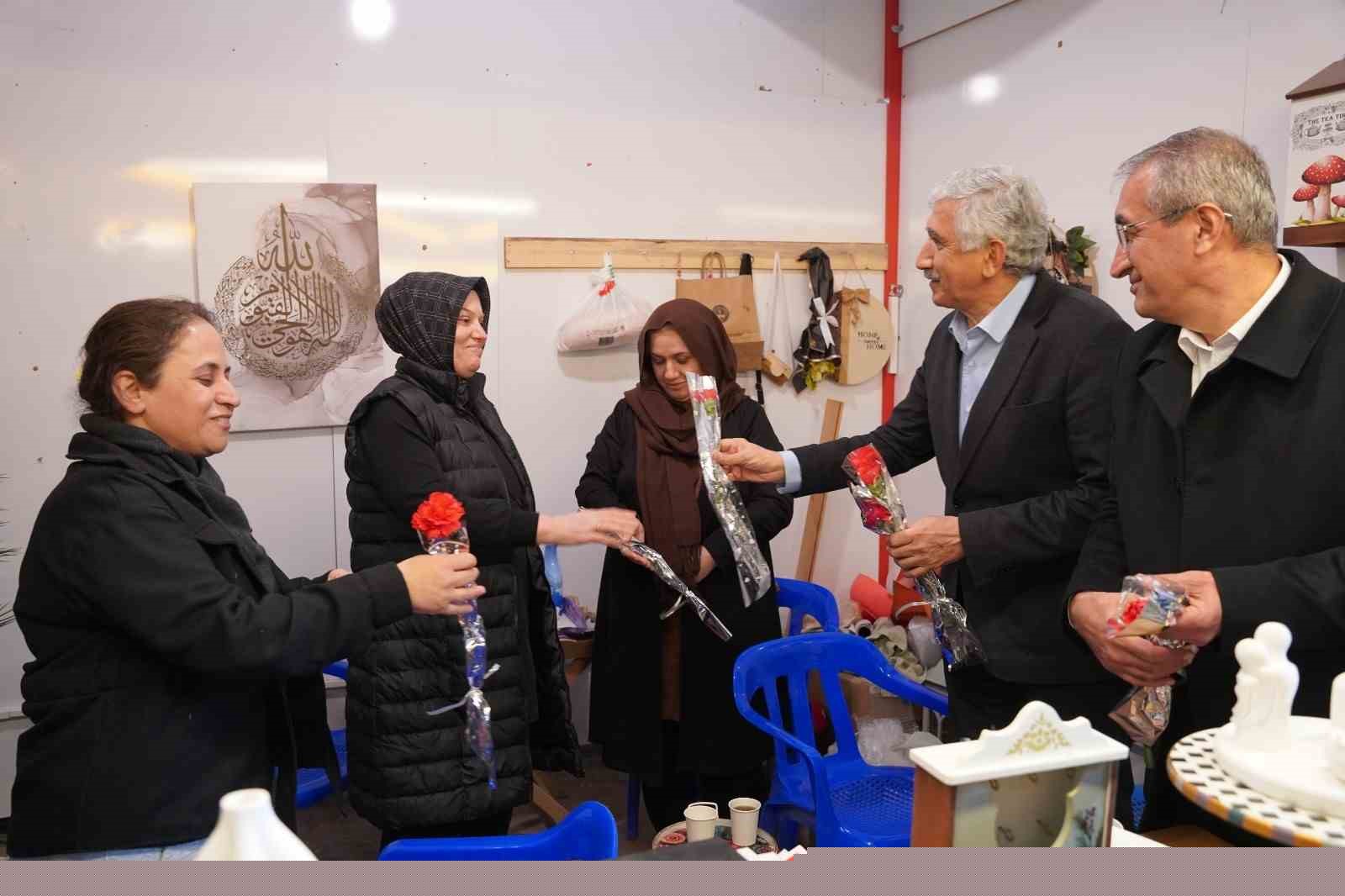 Başkan Hallaç’tan Ramazan Çarşısı’nda kadınlara anlamlı sürpriz
