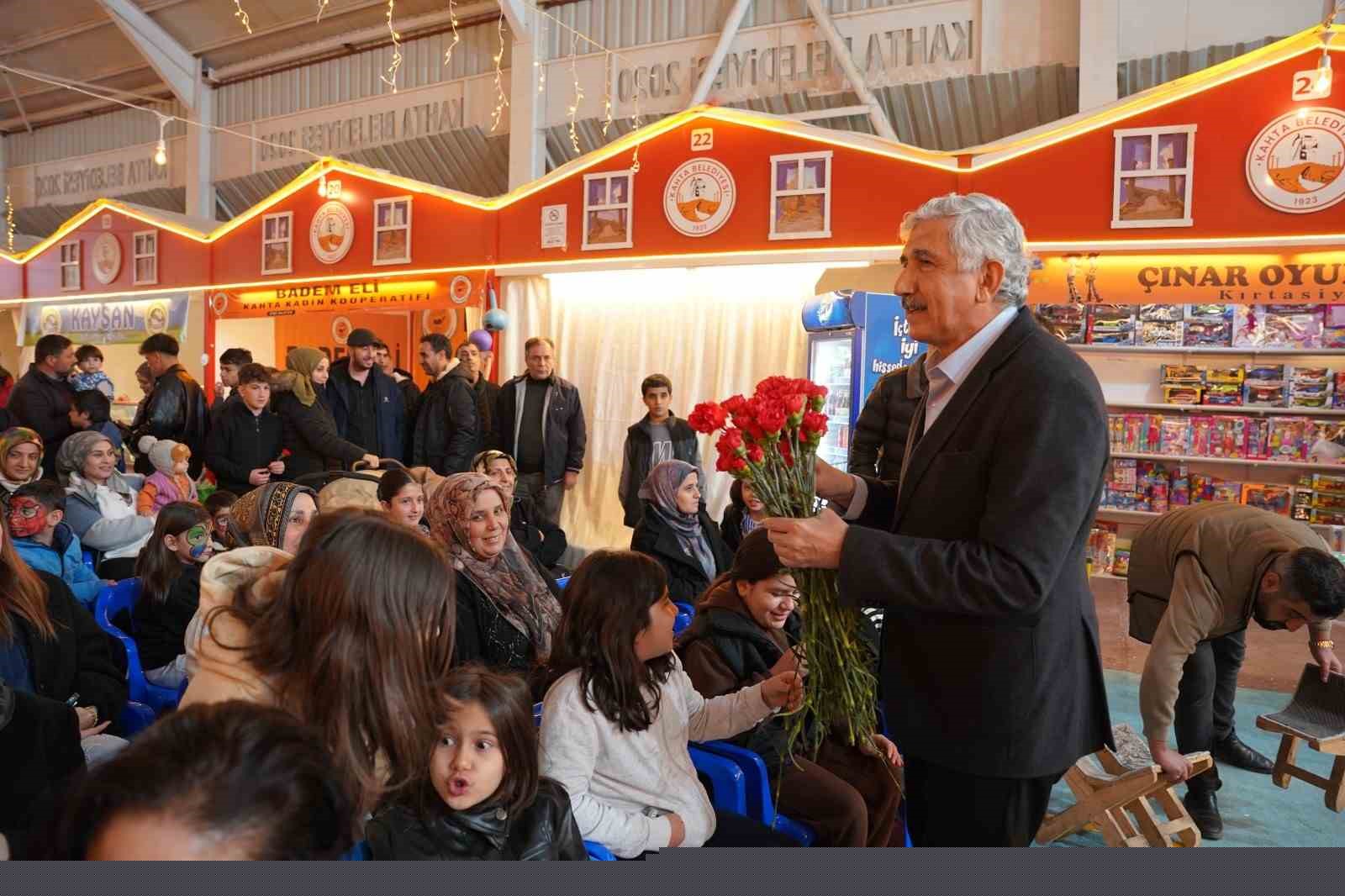 Başkan Hallaç’tan Ramazan Çarşısı’nda kadınlara anlamlı sürpriz
