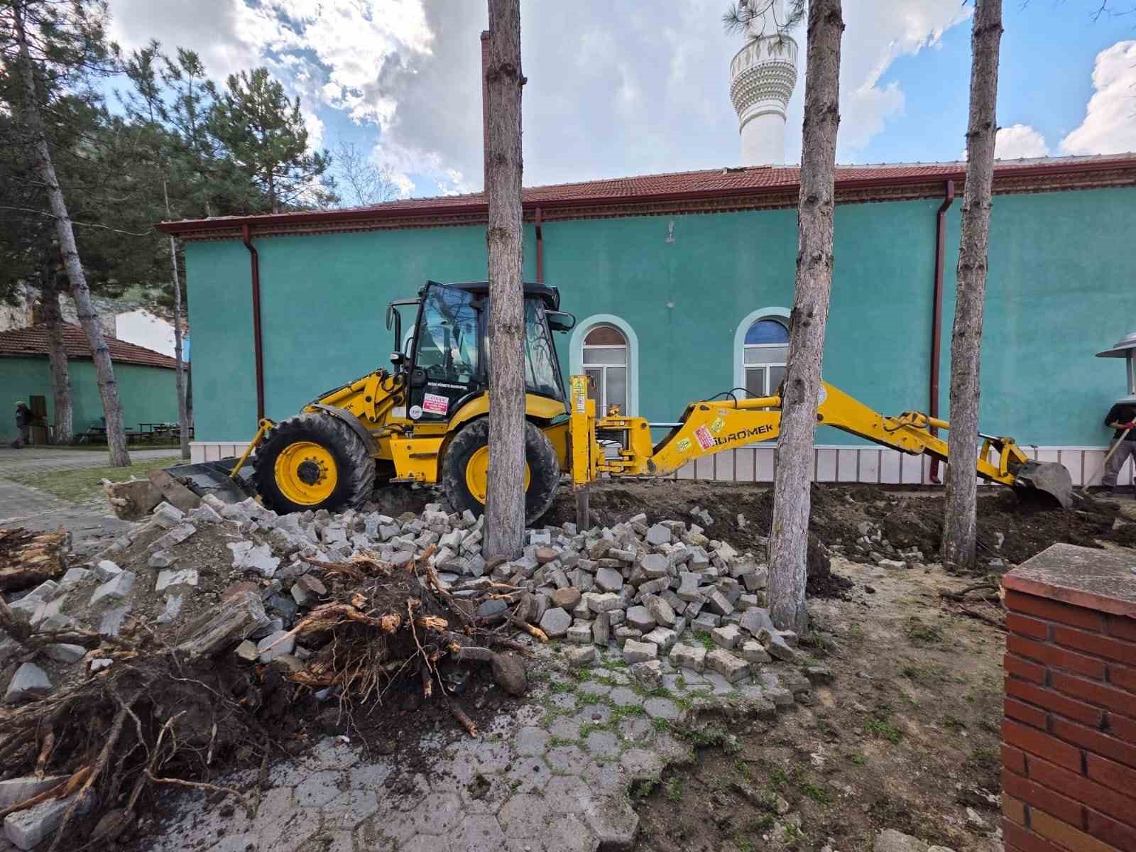 Başkan Hamamcı Yenice Mahallesi’nde incelemeler yaptı, talepleri yerinde dinledi
