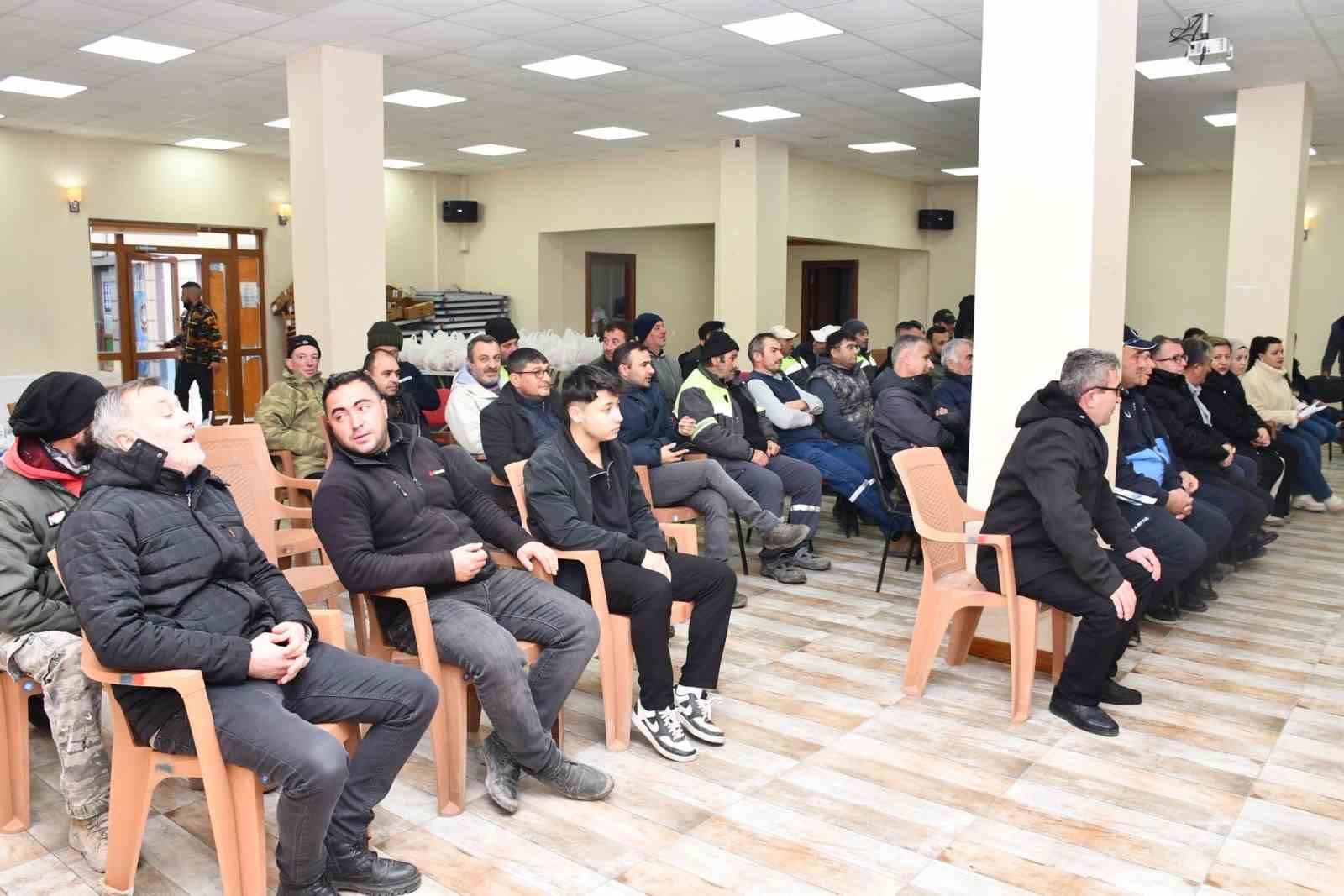 Başkan Karabacak’tan personele yeni yıl kutlaması ve yılbaşı hediyesi
