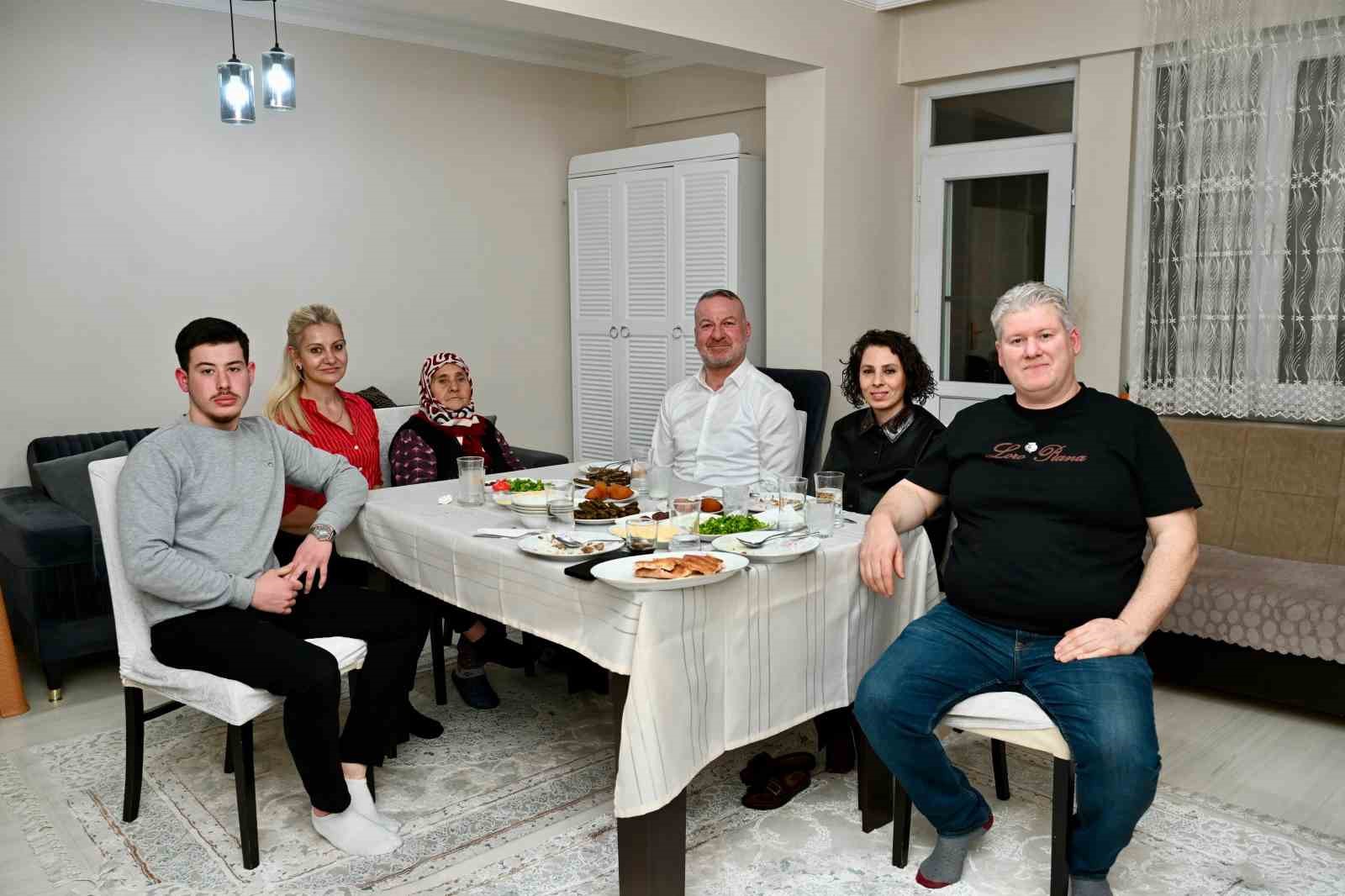 Başkan Karabatı gönül sofrasında buluştu
Başkan Karabatı gönül sofrasında buluştu