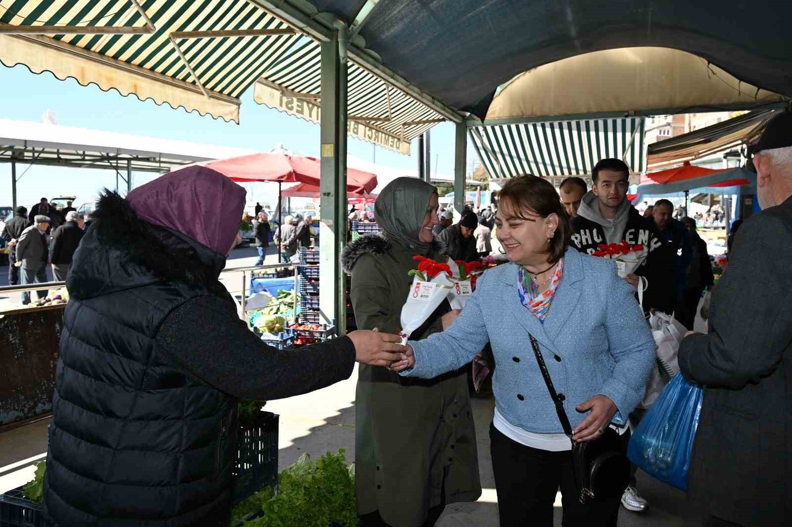 Başkan Kara’dan emekçi kadınlara ve sağlık çalışanlarına çiçek
