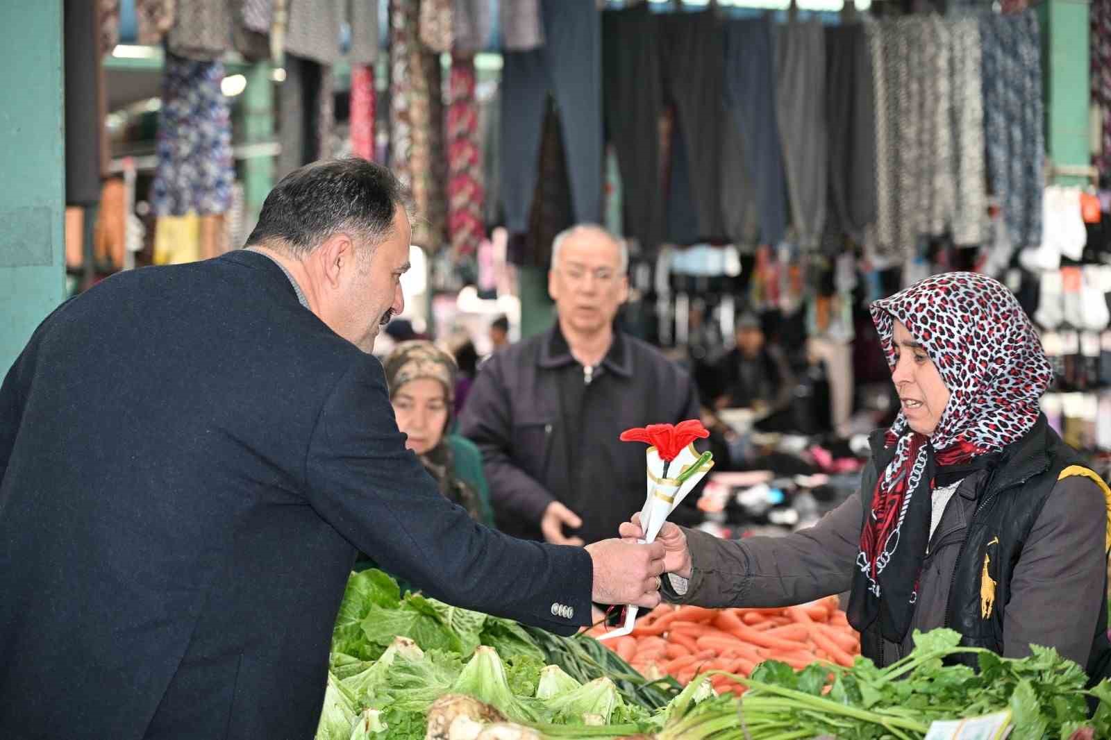 Başkan Kara’dan emekçi kadınlara ve sağlık çalışanlarına çiçek
