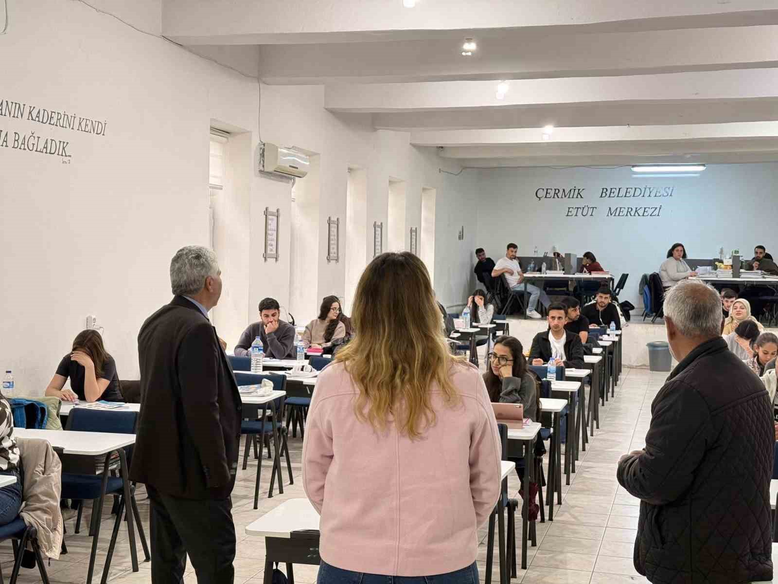 Başkan Karamehmetoğlu gençlerle bir araya geldi
