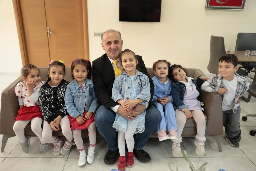 Başkan Kaya minik öğrencileri belediyede ağırladı
