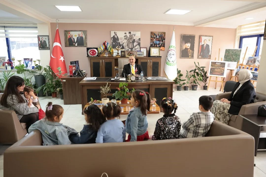Başkan Kaya minik öğrencileri belediyede ağırladı
