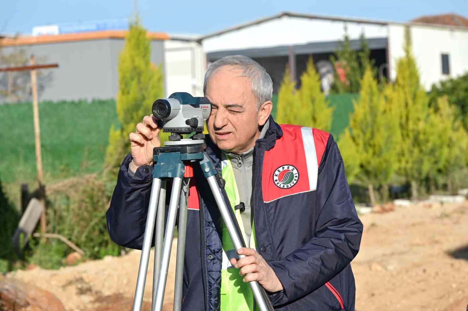 Başkan Kocagöz işçi elbisesini giydi, iş makinesinin başına geçti
Başkan Kocagöz işçi elbisesini giydi, iş makinesinin başına geçti