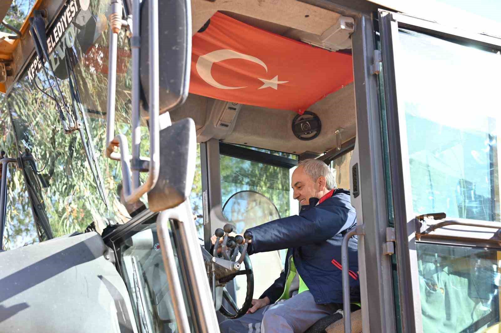 Başkan Kocagöz işçi elbisesini giydi, iş makinesinin başına geçti
Başkan Kocagöz işçi elbisesini giydi, iş makinesinin başına geçti