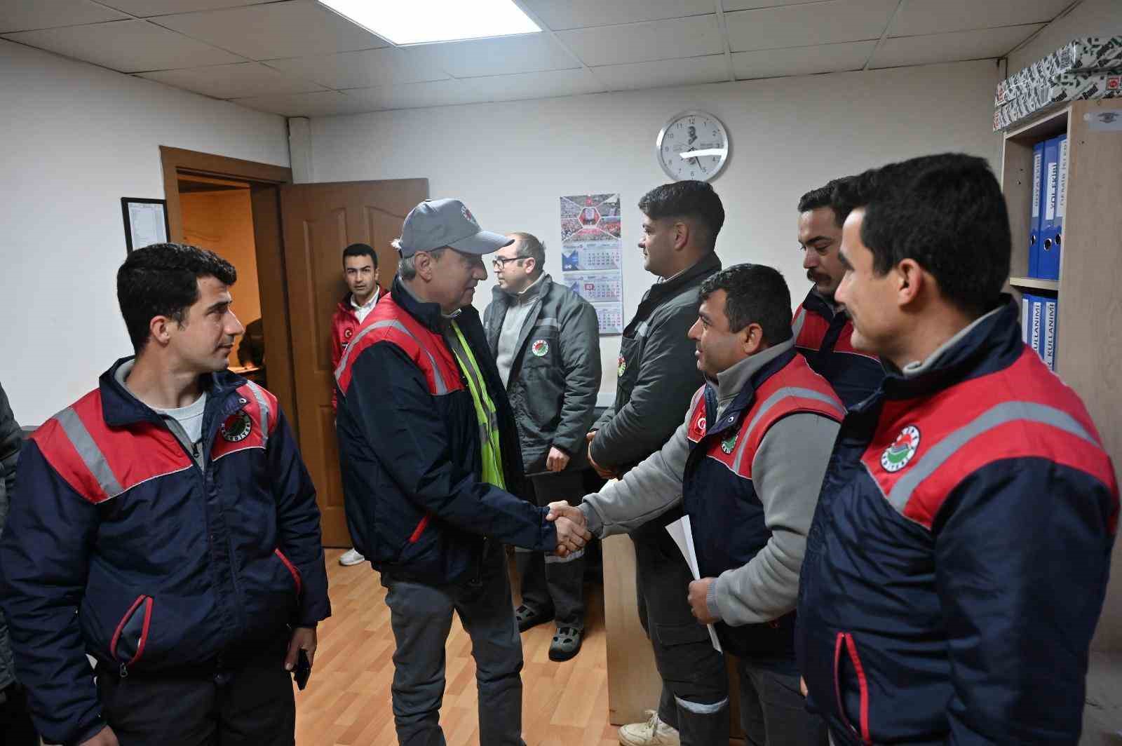 Başkan Kocagöz işçi elbisesini giydi, iş makinesinin başına geçti
Başkan Kocagöz işçi elbisesini giydi, iş makinesinin başına geçti