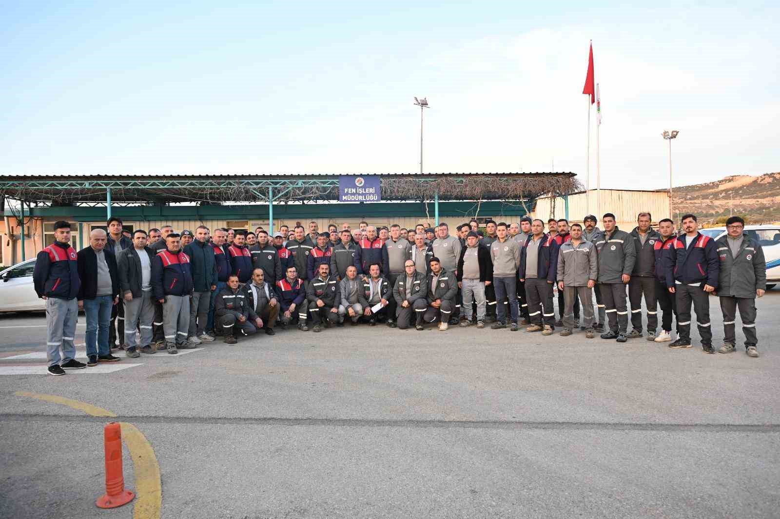 Başkan Kocagöz işçi elbisesini giydi, iş makinesinin başına geçti
Başkan Kocagöz işçi elbisesini giydi, iş makinesinin başına geçti