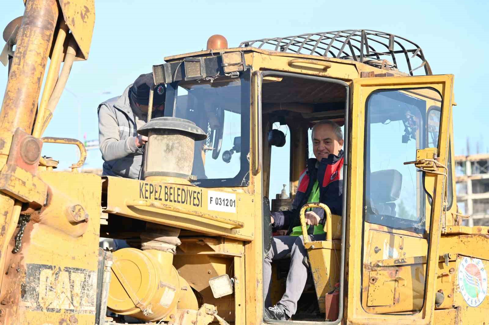 Başkan Kocagöz işçi elbisesini giydi, iş makinesinin başına geçti
Başkan Kocagöz işçi elbisesini giydi, iş makinesinin başına geçti