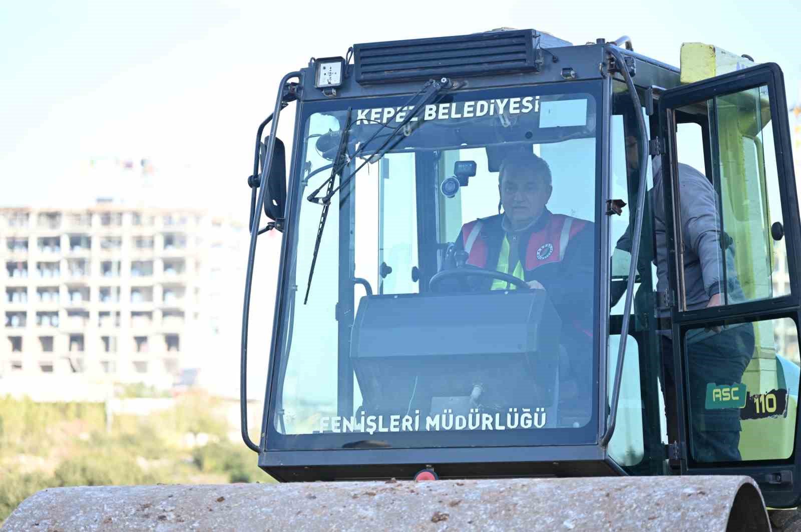 Başkan Kocagöz işçi elbisesini giydi, iş makinesinin başına geçti
Başkan Kocagöz işçi elbisesini giydi, iş makinesinin başına geçti