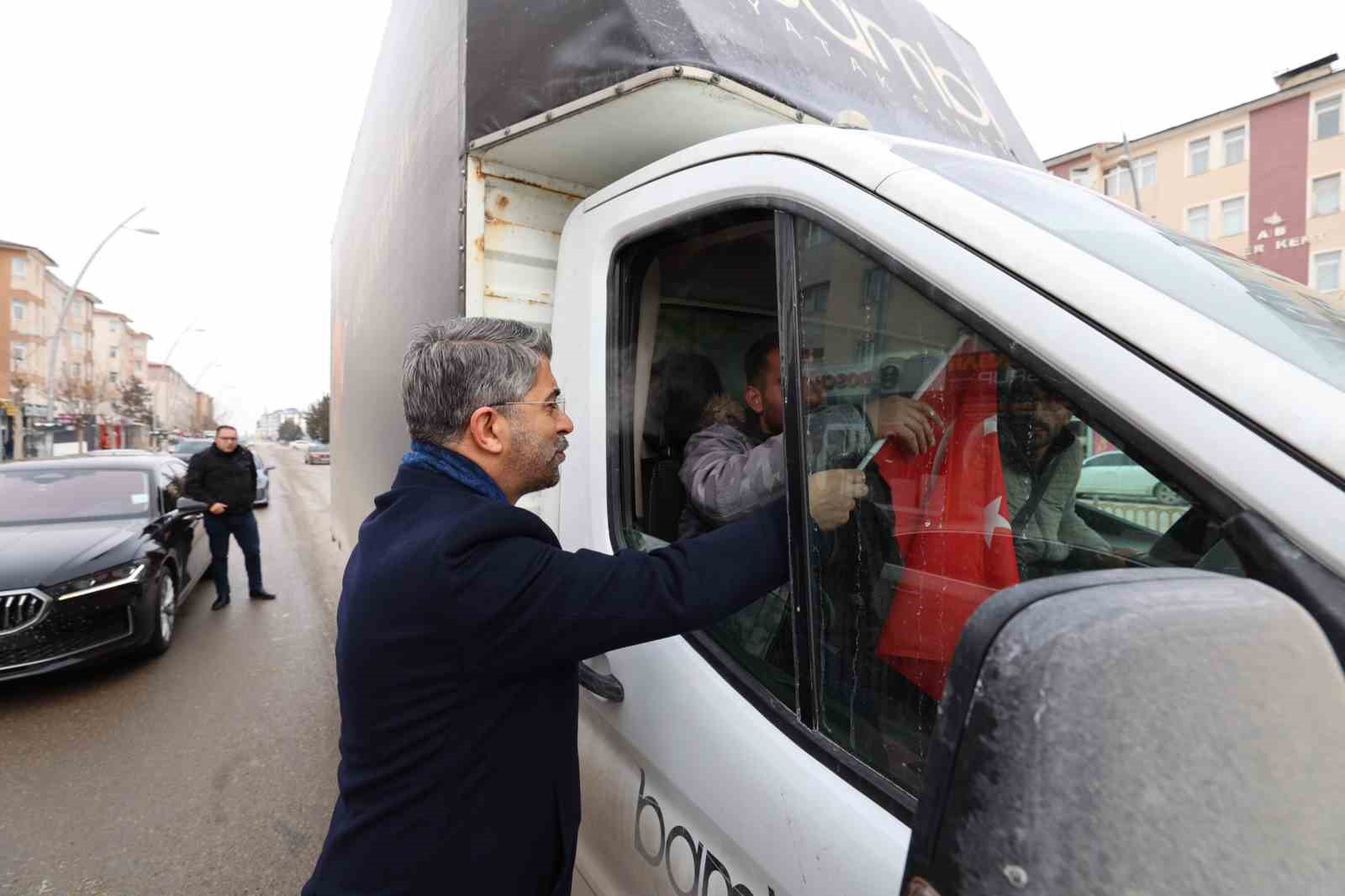 Başkan Küçükoğlu Aziziye’de bayrak dağıttı
