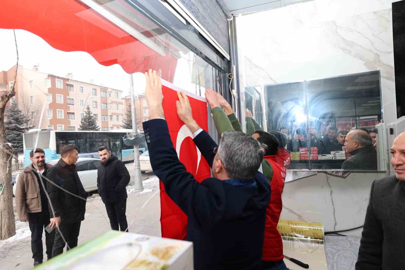 Başkan Küçükoğlu Aziziye’de bayrak dağıttı
