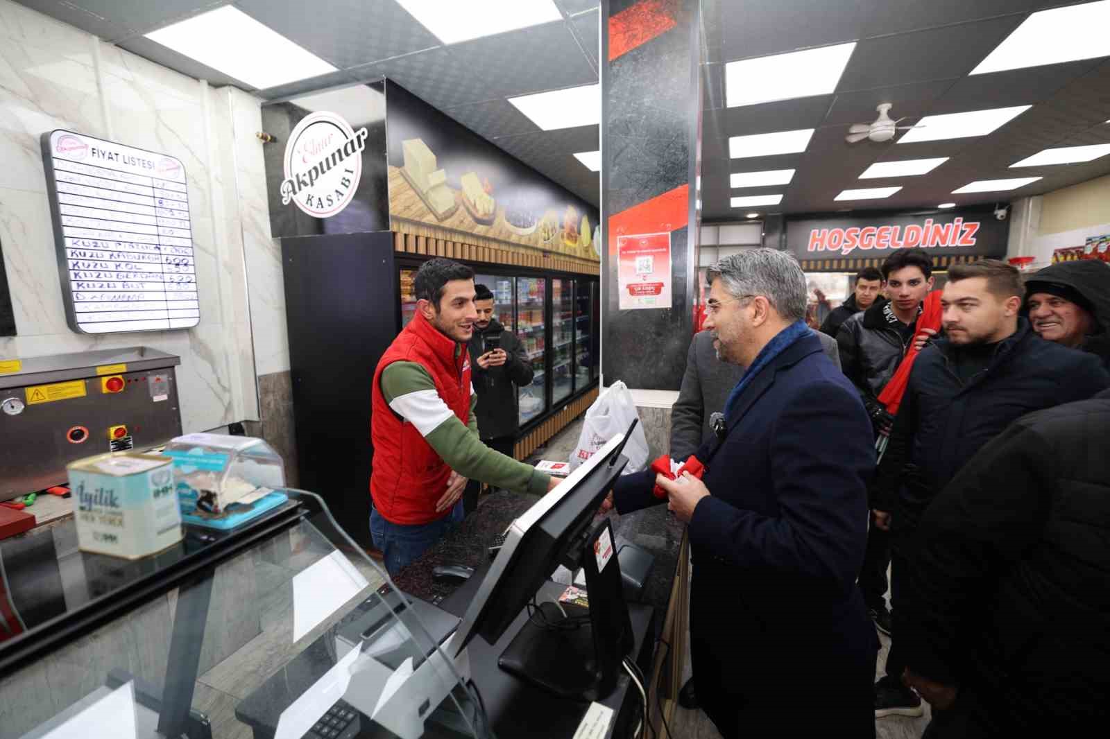 Başkan Küçükoğlu Aziziye’de bayrak dağıttı
