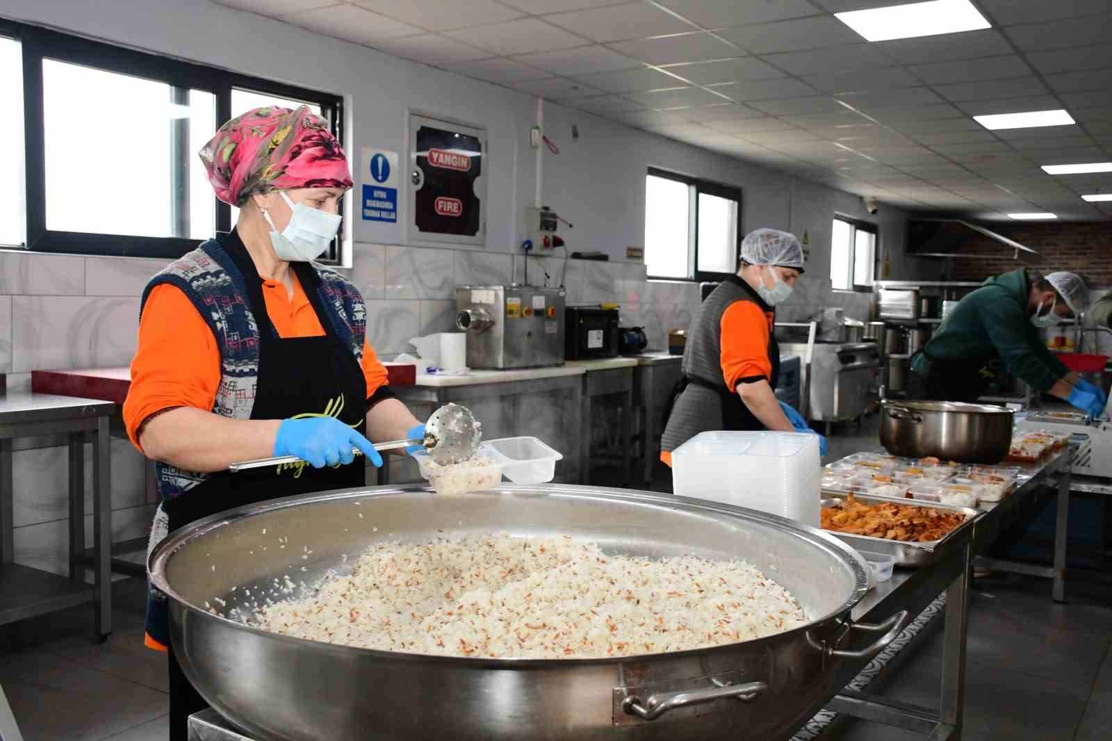Başkan Kul: "Terme’de kimsesizlerin yanındayız"
Başkan Kul: "Terme’de kimsesizlerin yanındayız"