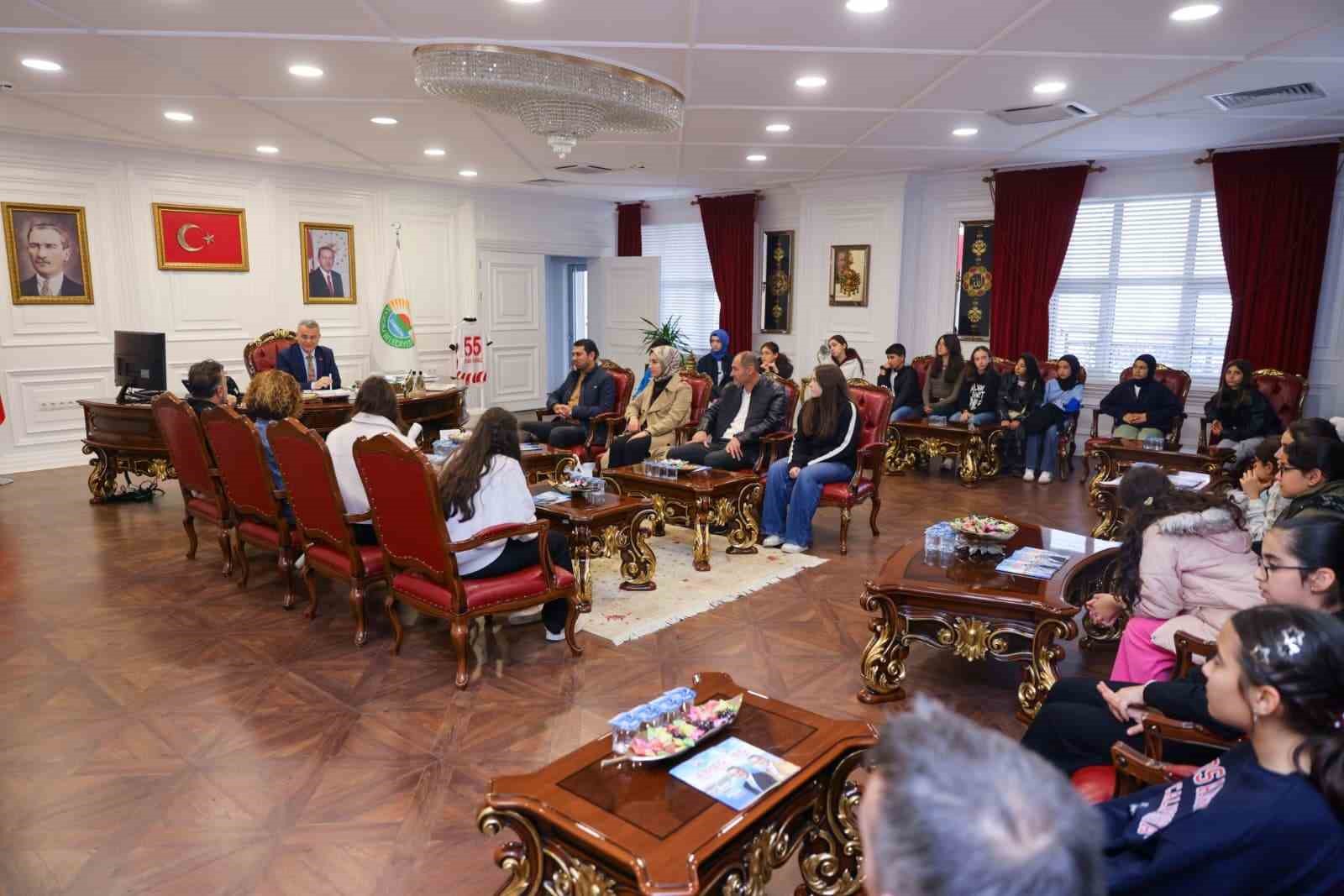 Başkan Kurnaz, Diyarbakırlı öğrencileri ağırladı
