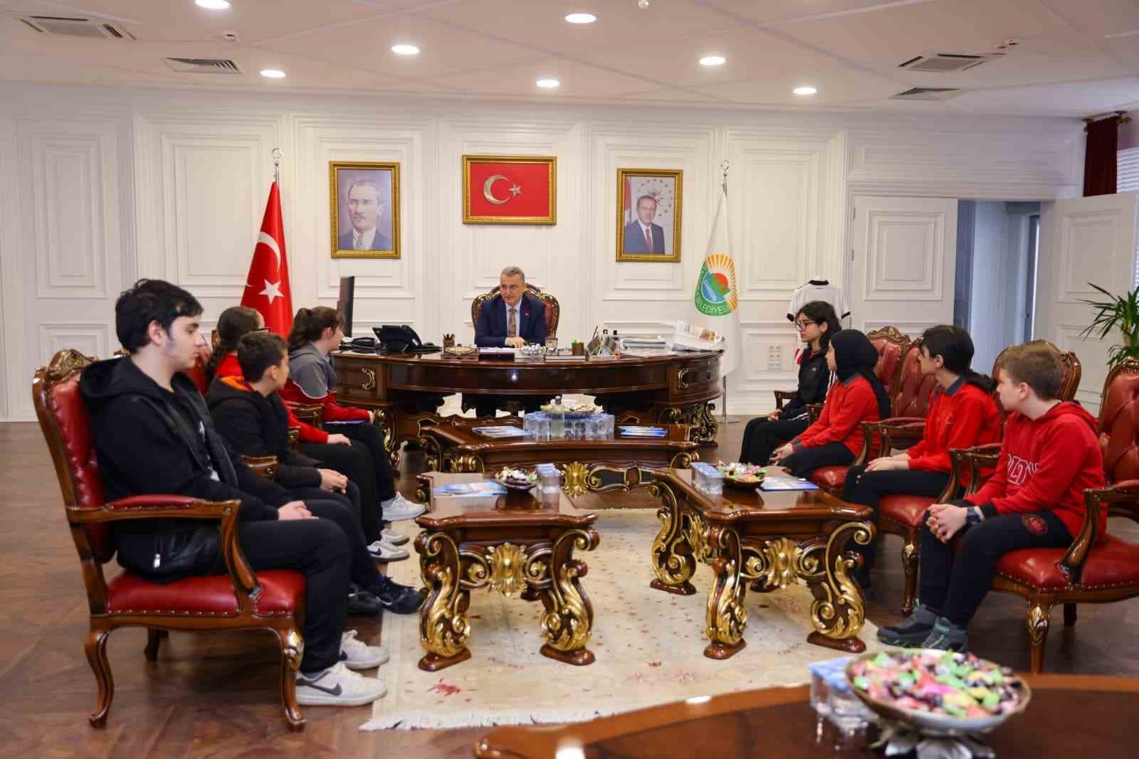 Başkan Kurnaz, Diyarbakırlı öğrencileri ağırladı
