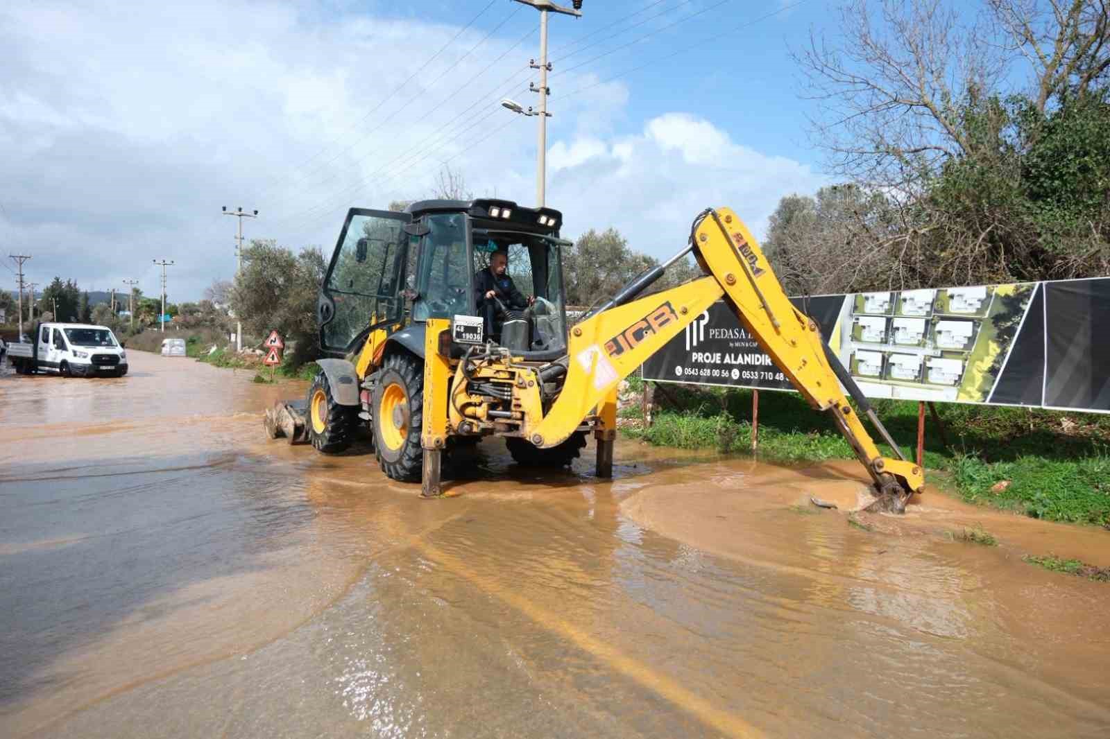 Başkan Mandalinci su taşkınlarının yaşandığı Kızılağaç’ta incelemelerde bulundu
