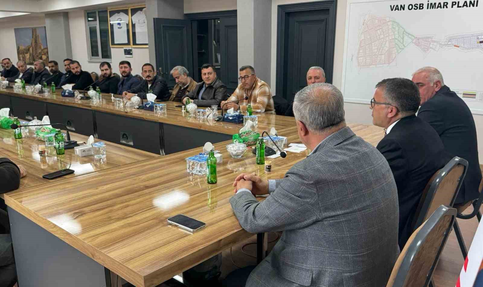 Başkan Memet Aslan sanayicilerle bir araya geldi
Başkan Memet Aslan sanayicilerle bir araya geldi