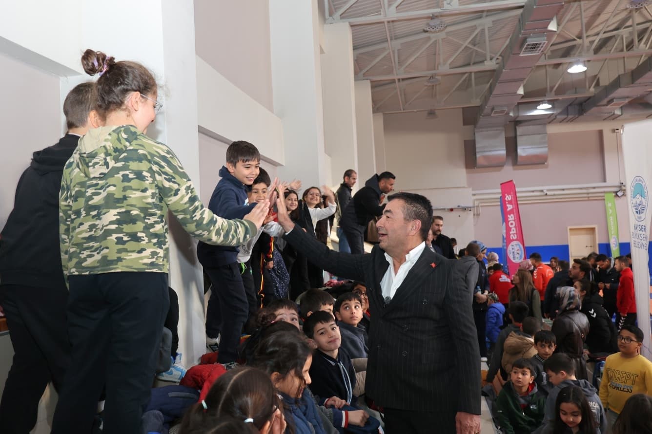 Başkan Metin öğrencilerle spor etkinliğinde buluştu

