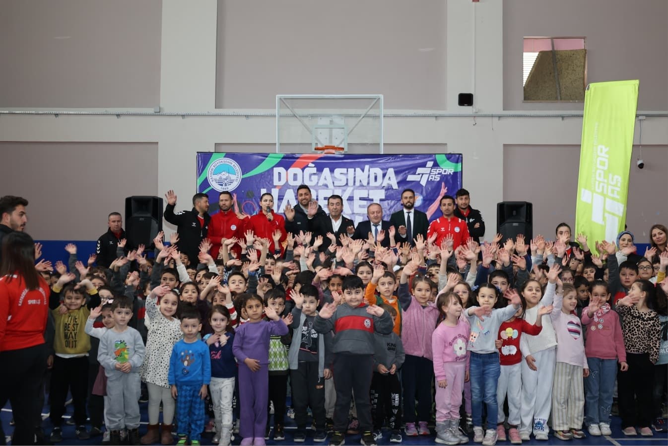 Başkan Metin öğrencilerle spor etkinliğinde buluştu
