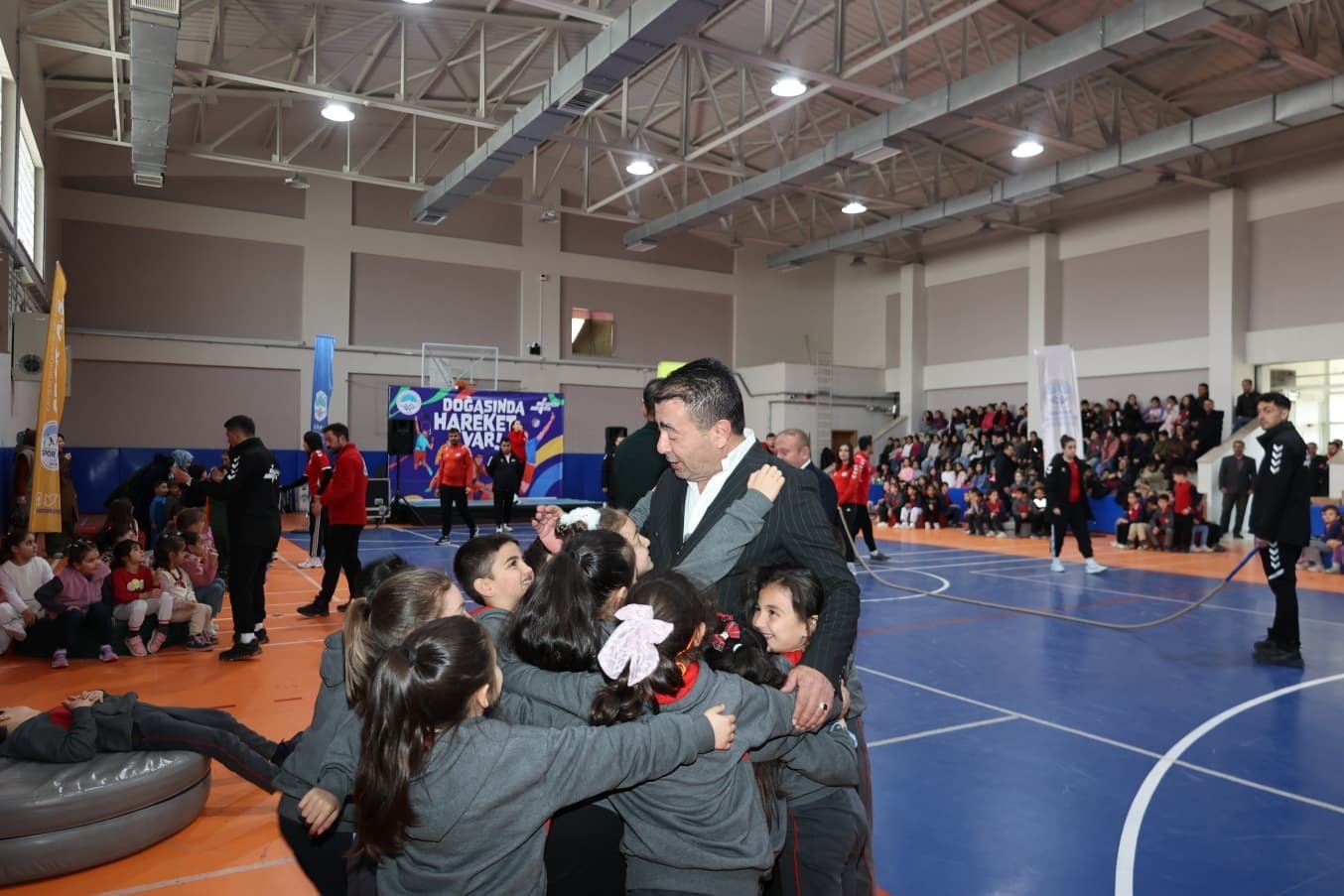 Başkan Metin öğrencilerle spor etkinliğinde buluştu
