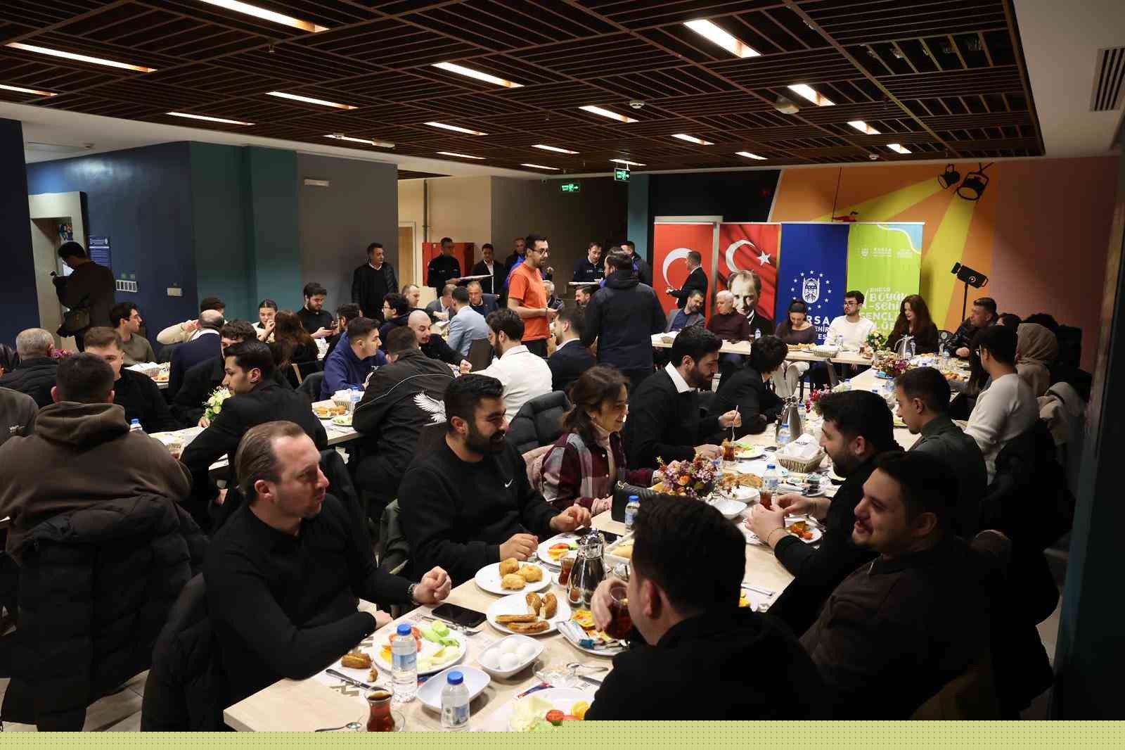 Başkan Mustafa Bozbey, gençlere sahur yaptı
