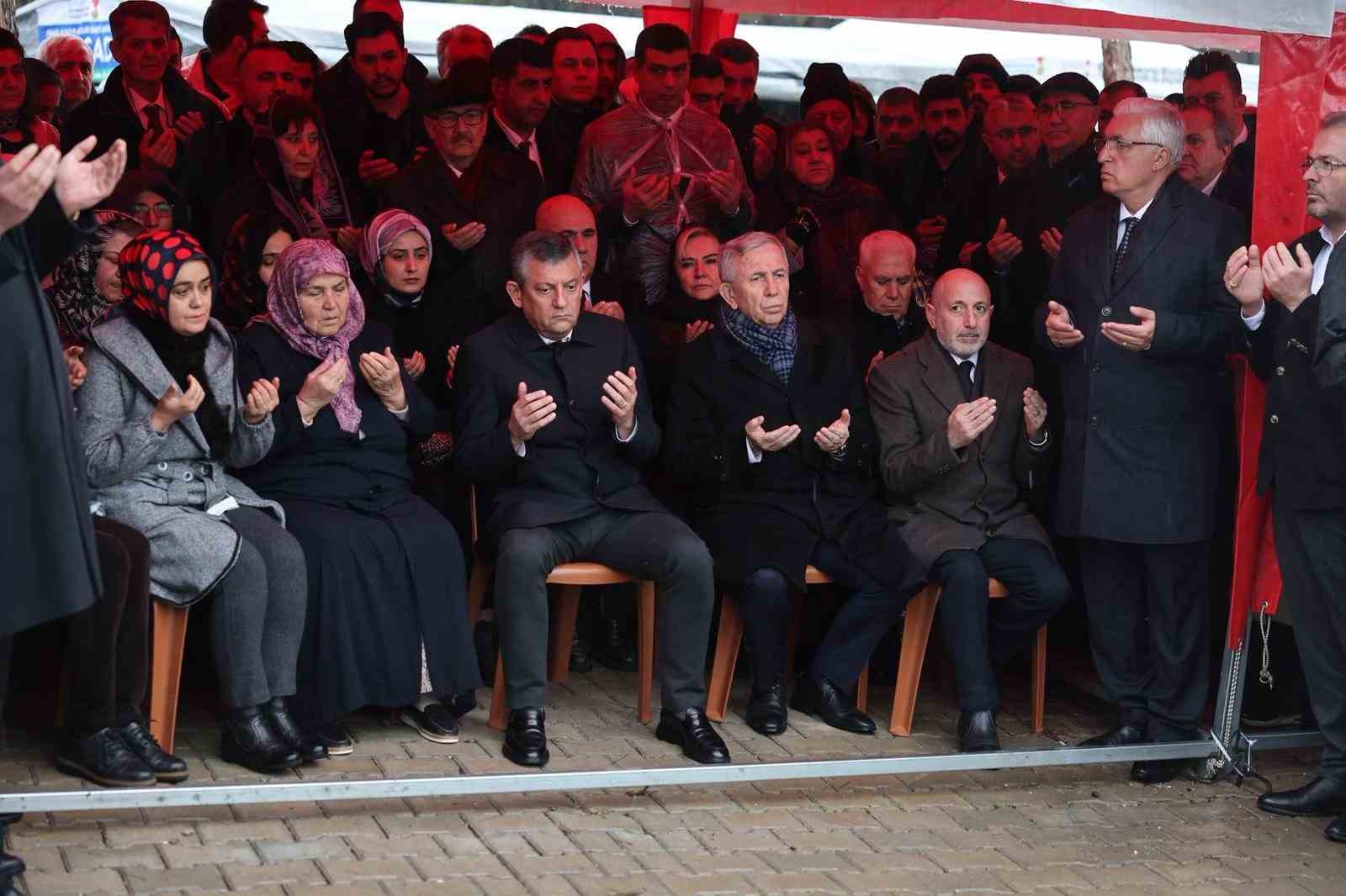 Başkan Mustafa Bozbey’den deprem bölgesine ziyaret
Başkan Mustafa Bozbey’den deprem bölgesine ziyaret