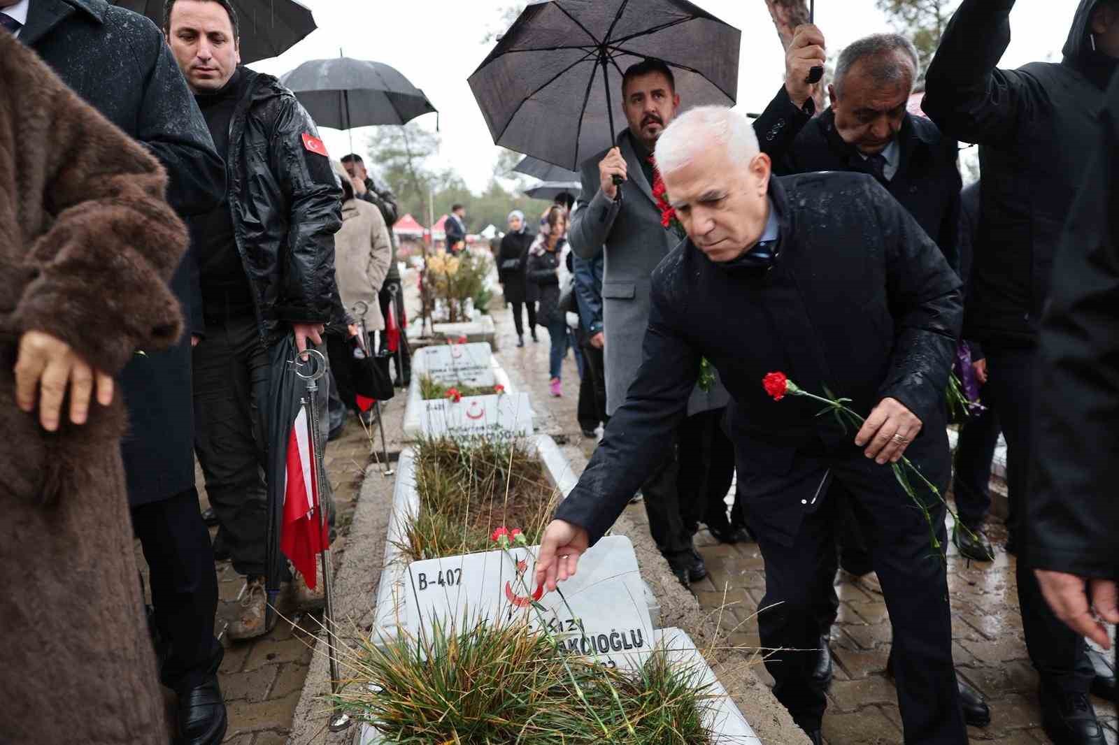 Başkan Mustafa Bozbey’den deprem bölgesine ziyaret
Başkan Mustafa Bozbey’den deprem bölgesine ziyaret